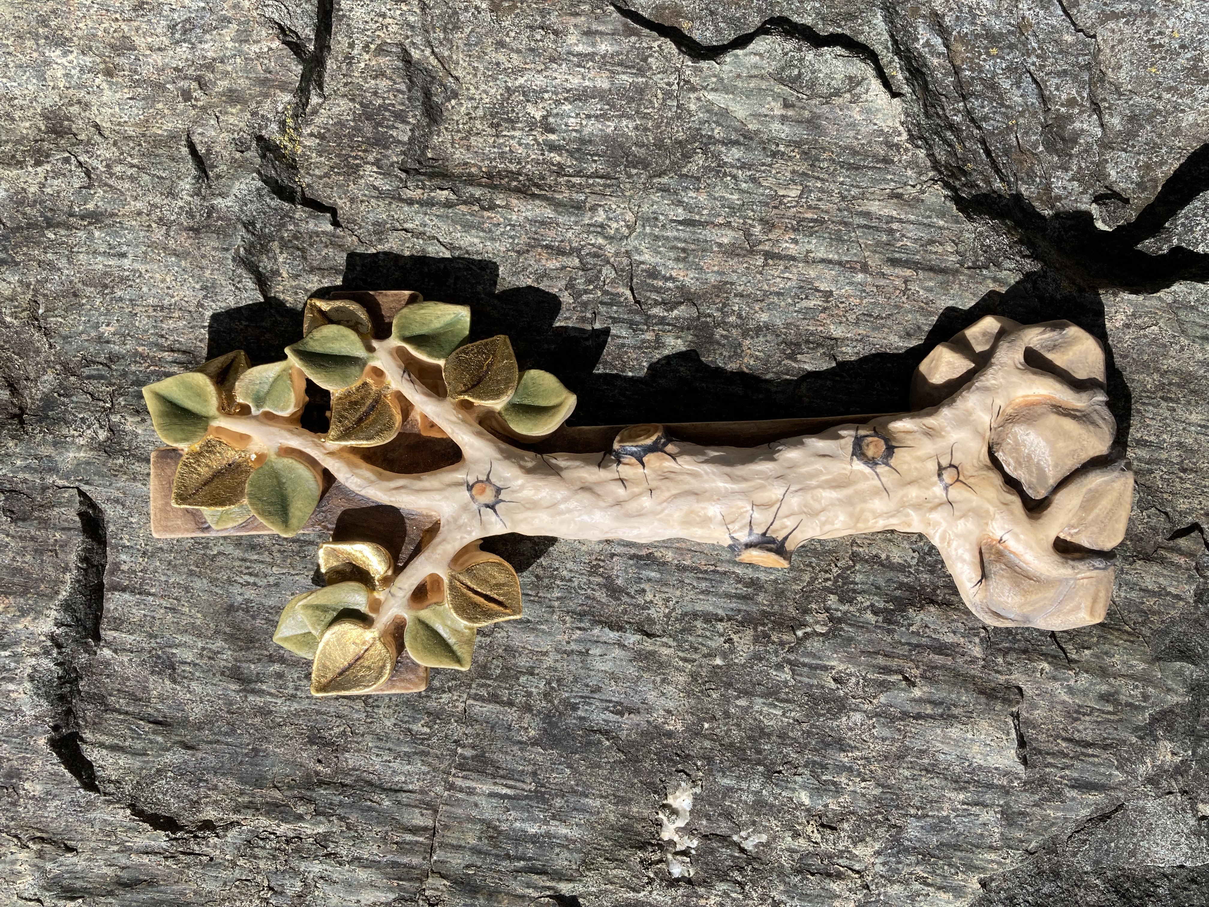 Kreuz mit Lebensbaum, aus Holz geschnitzt