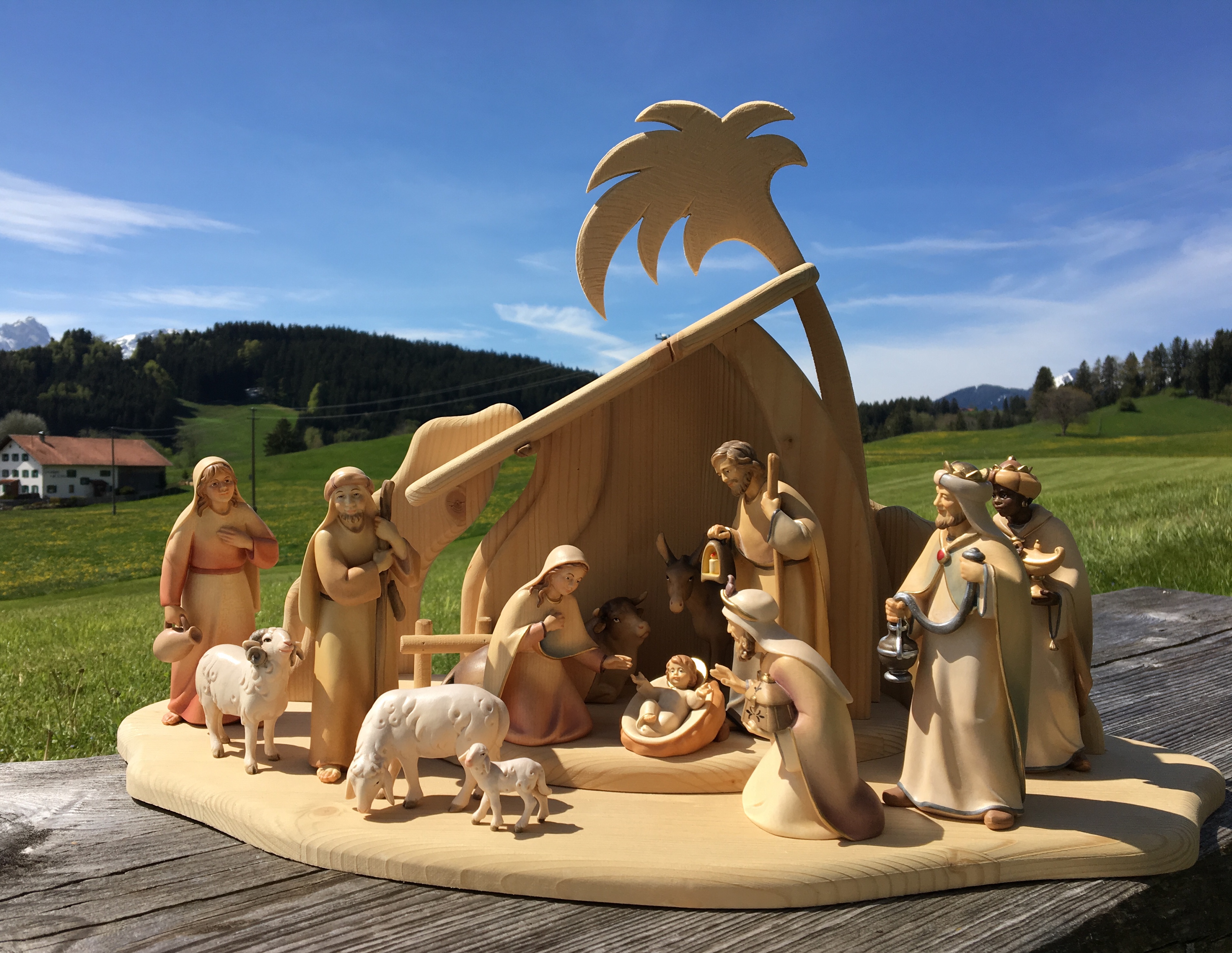Licht Krippe, großes Krippenset mit Stall, 12 cm