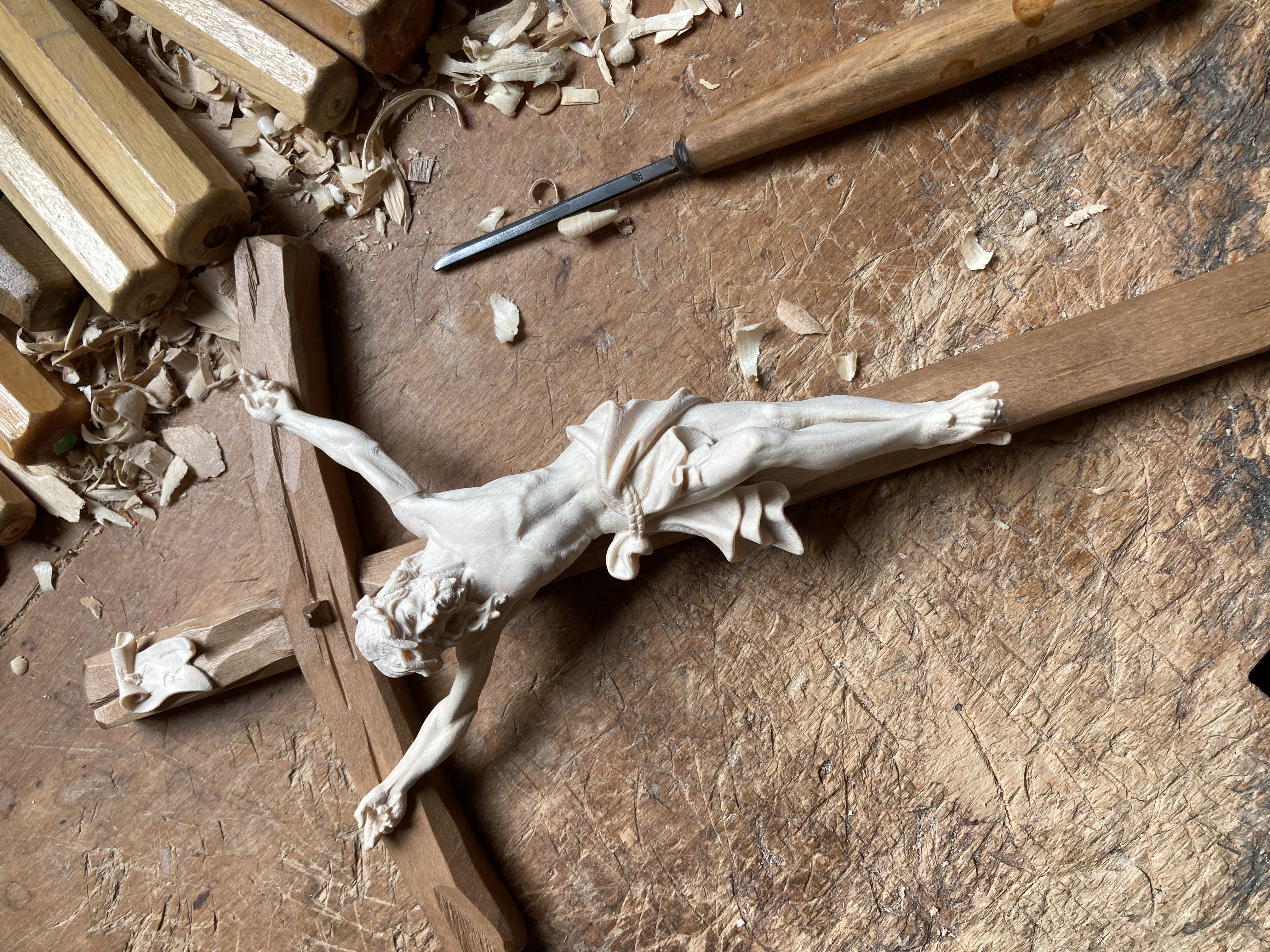 Alpen-Christus am Kreuz, aus Holz geschnitzt