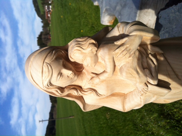 Madonna modern, aus Holz geschnitzt
