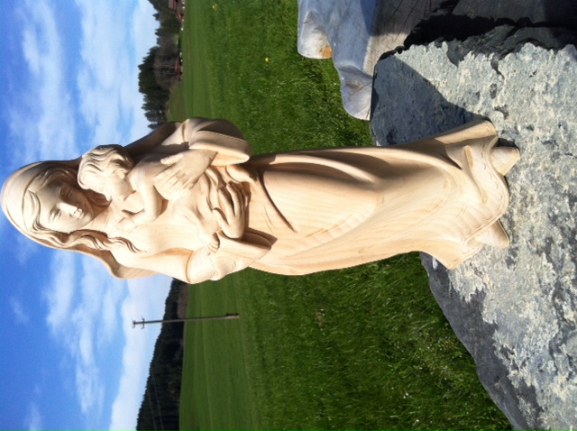 Madonna modern, aus Holz geschnitzt