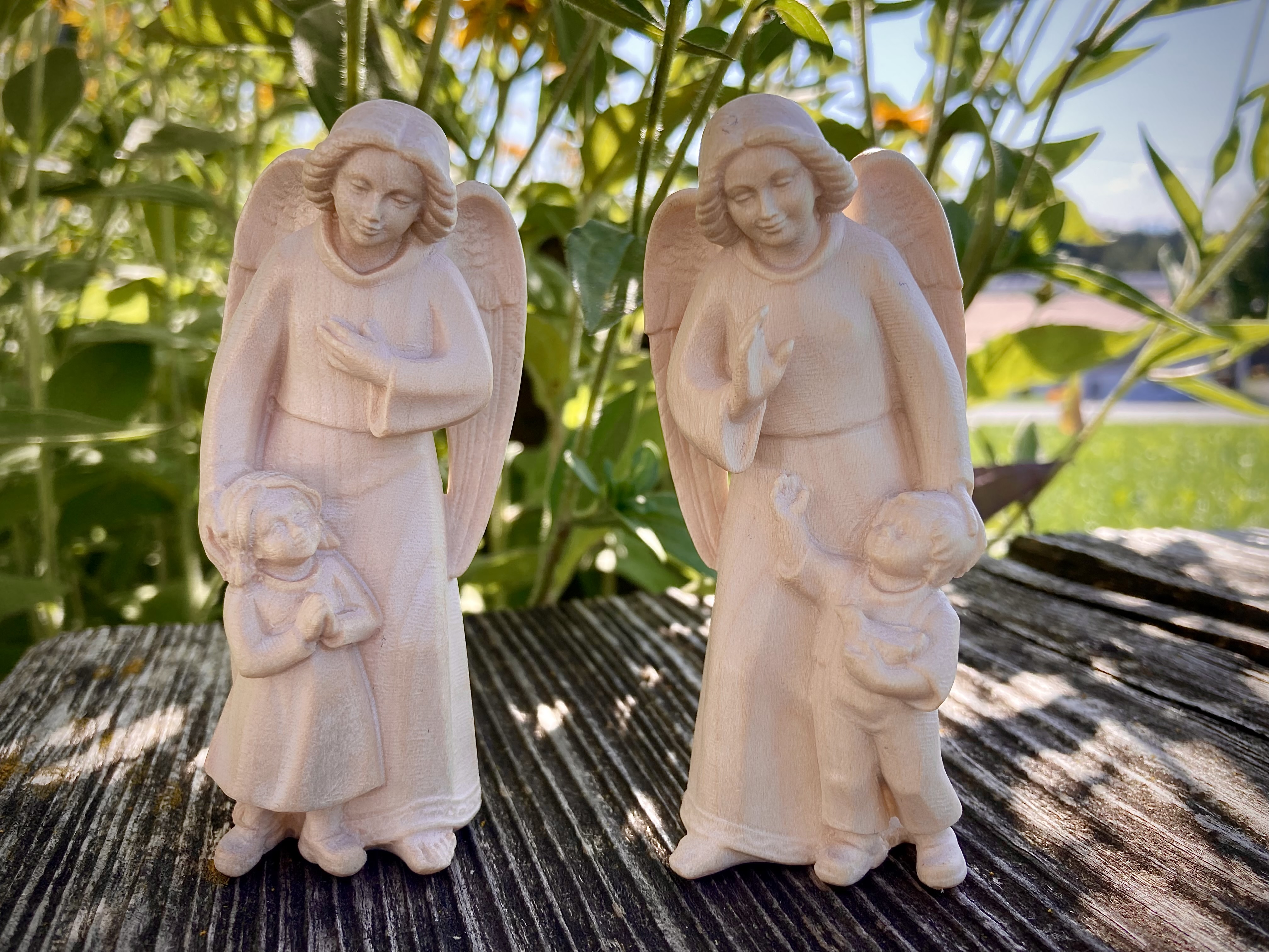 Schutzengel mit Mädchen aus Holz geschnitzt