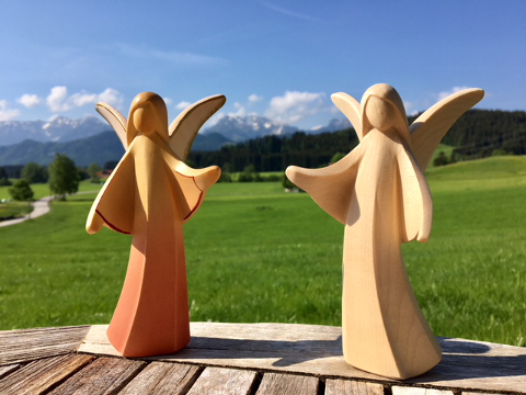 Mara Engel modern, aus Holz geschnitzt, rechts, 14 cm 