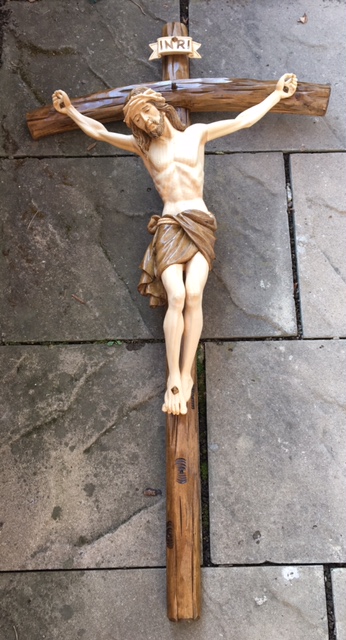 Holzgeschnitzter Christus am Kreuz