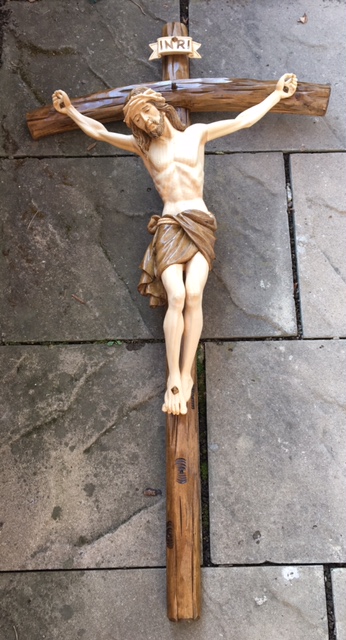 großer geschnitzter Christus am Kreuz
