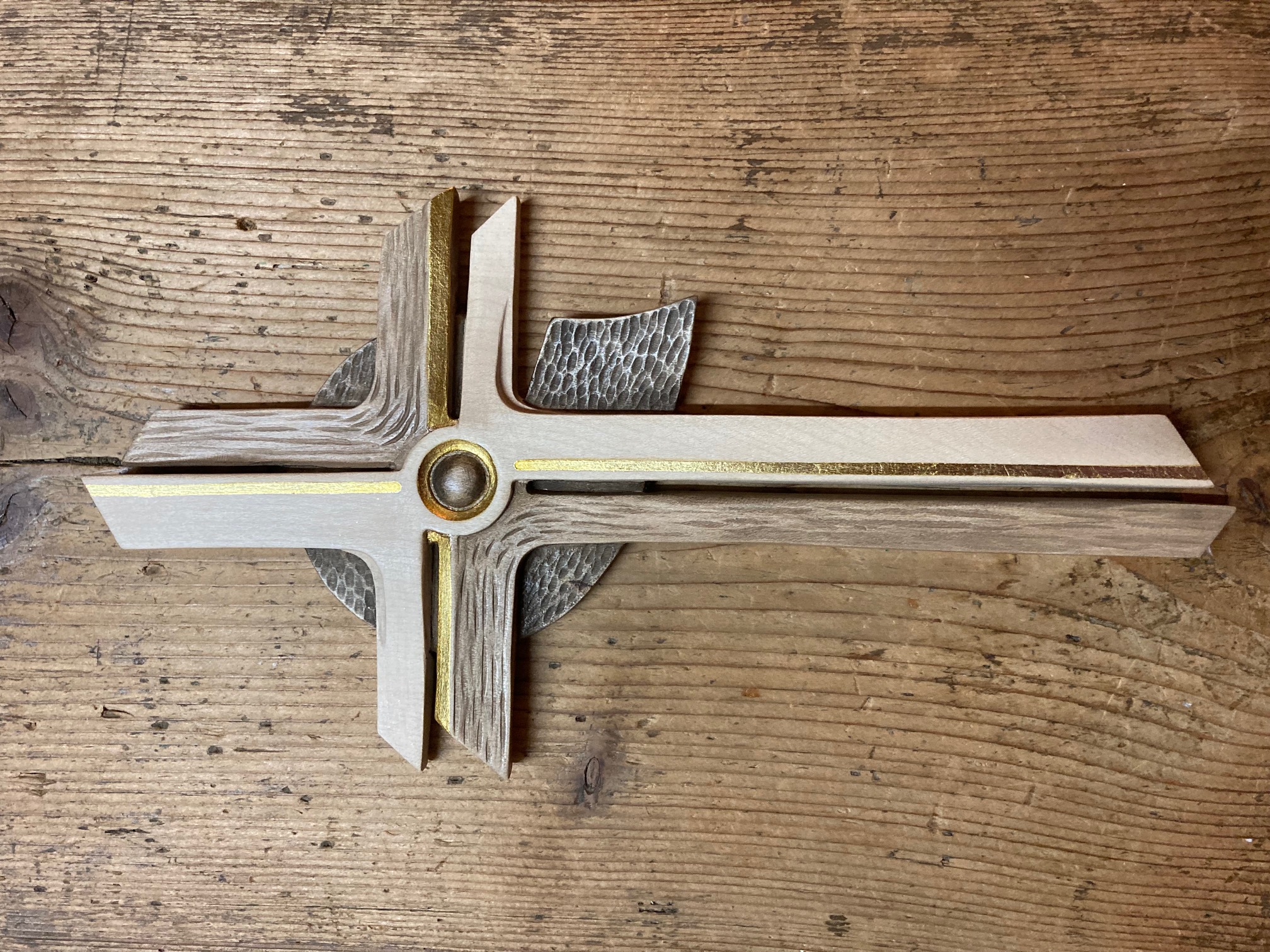 Besinnliches, modernes Kreuz aus Holz geschnitzt