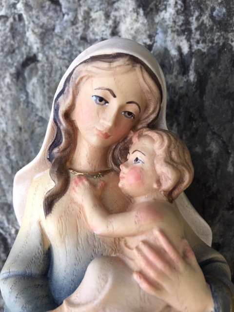 Madonna modern, aus Holz geschnitzt