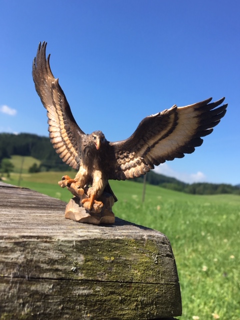 Adler aus Holz geschnitzt