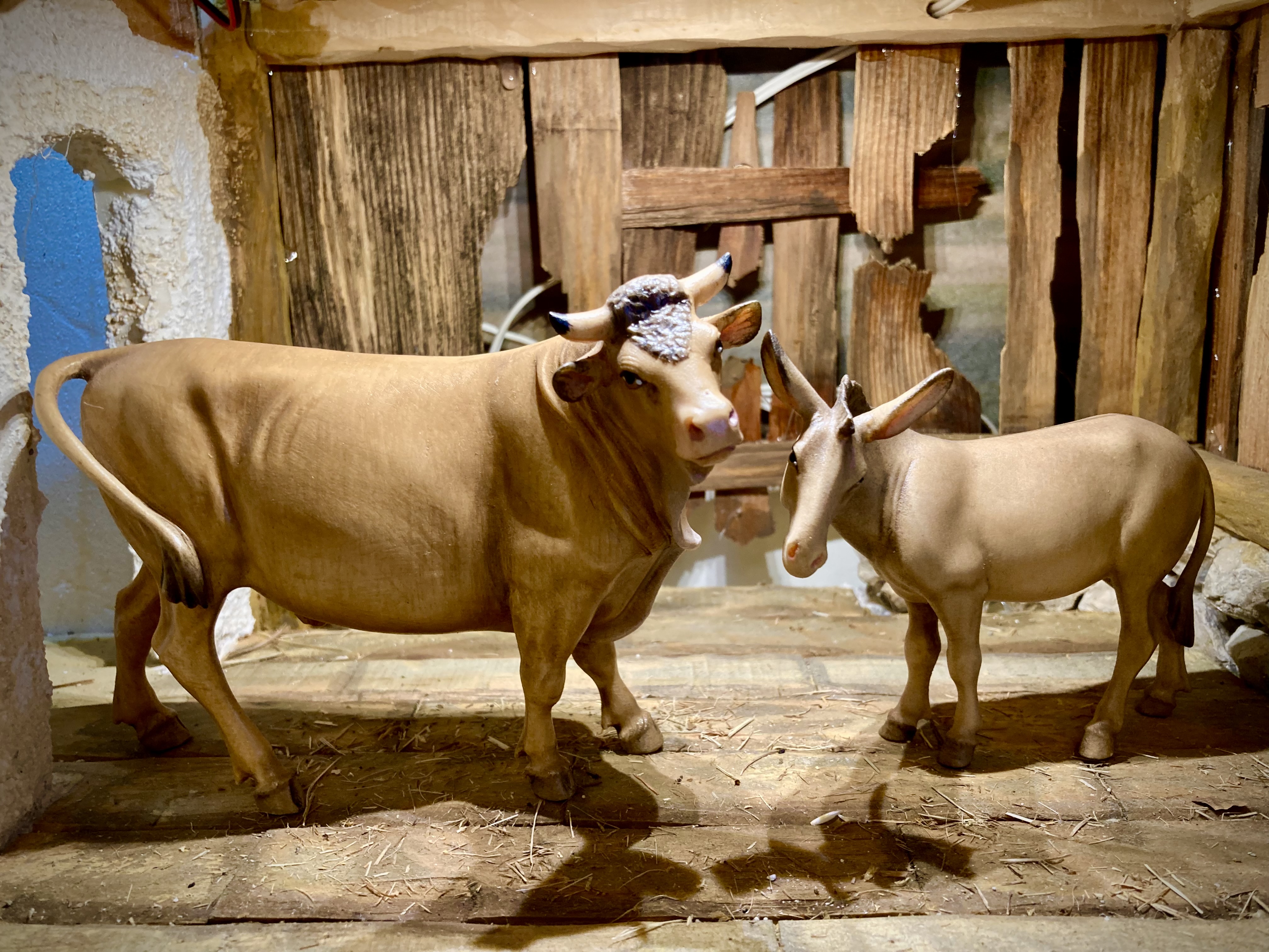 Ochs und Esel, Heimatliche Krippe, holzgeschnitzt 