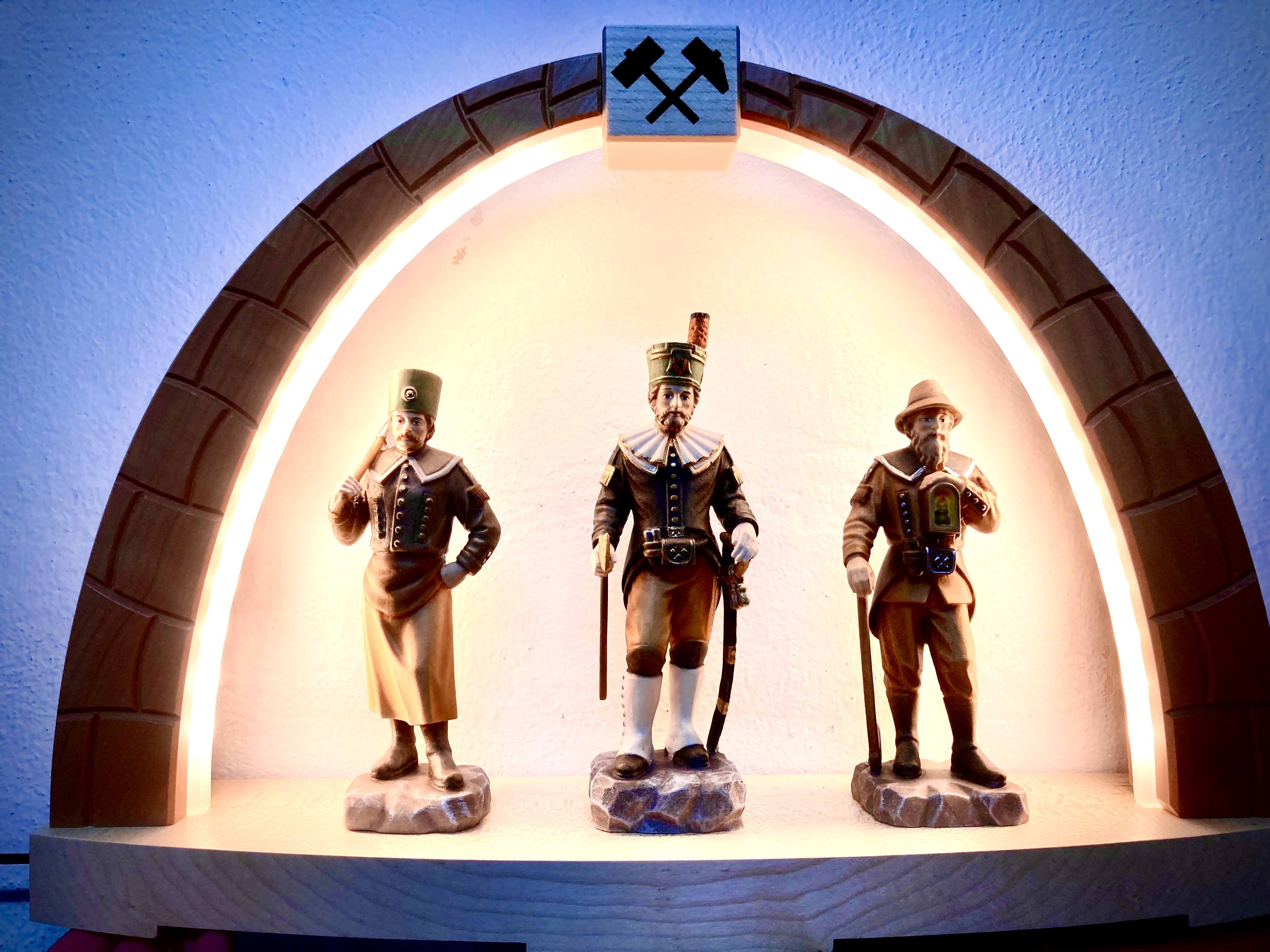 Erzgebirgischer Schwibbogen mit geschnitzten Bergmännern