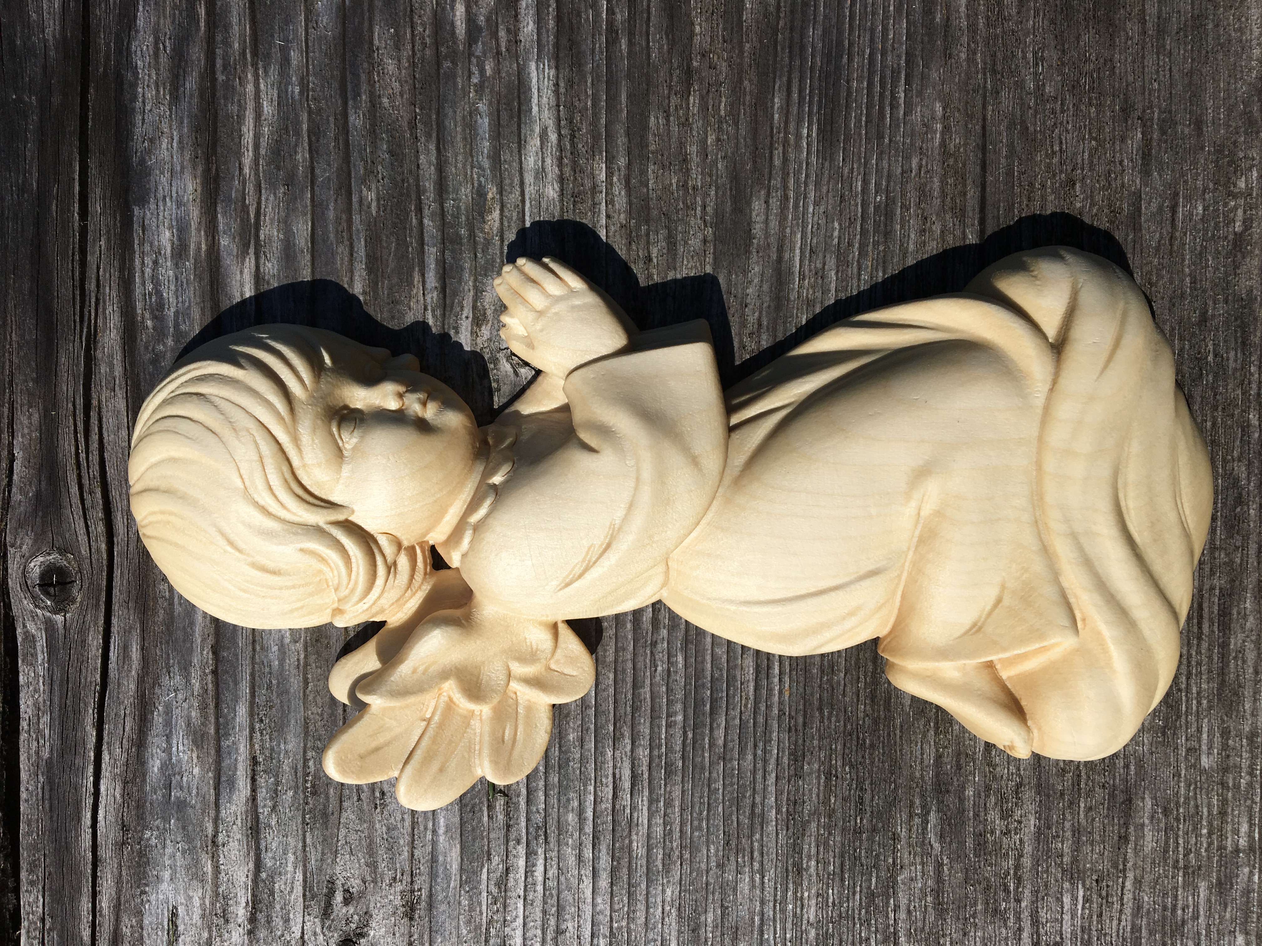 Schutzengel betend, Relief zum Hängen, aus Holz geschnitzt