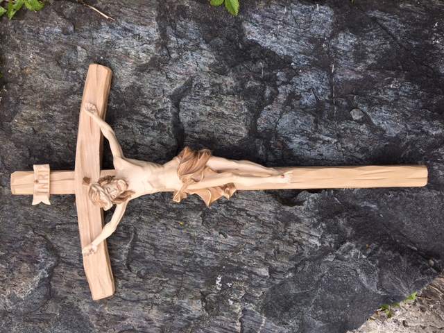 Christus am Kreuz aus Holz geschnitzt