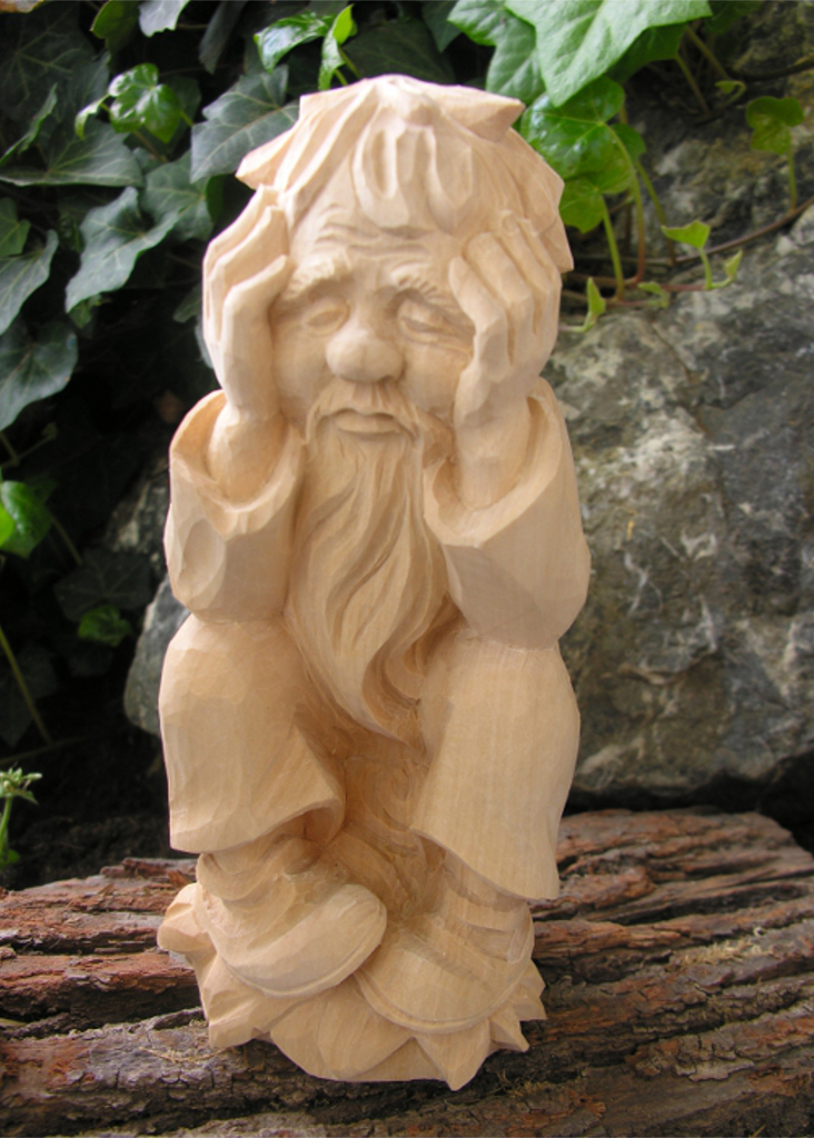 Denker Opa, aus Holz geschnitzt