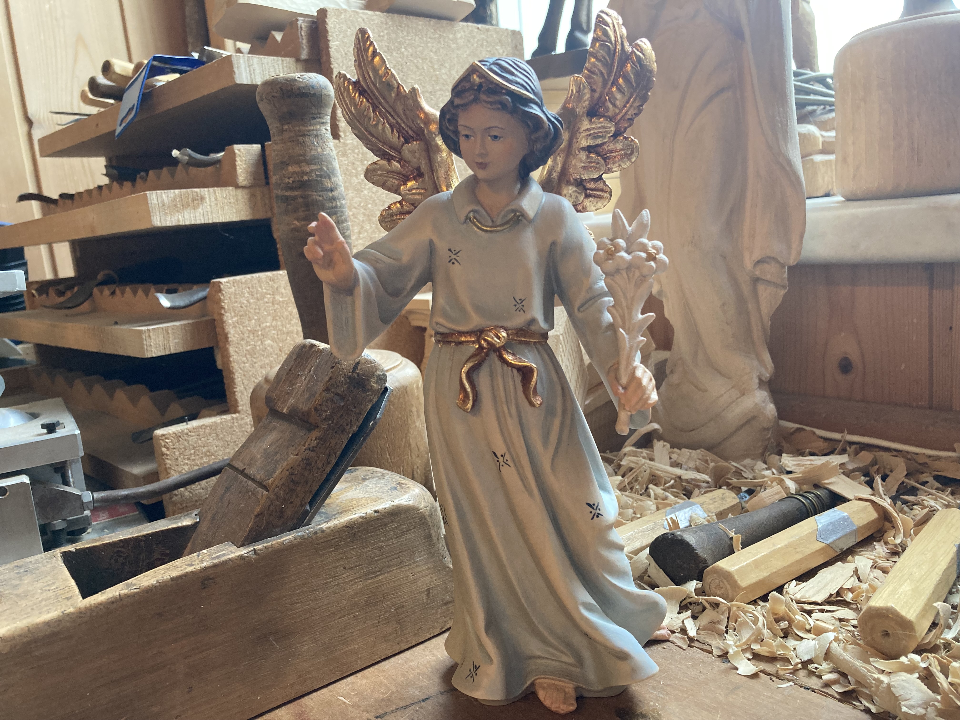 Erzengel Gabriel aus Holz geschnitzt