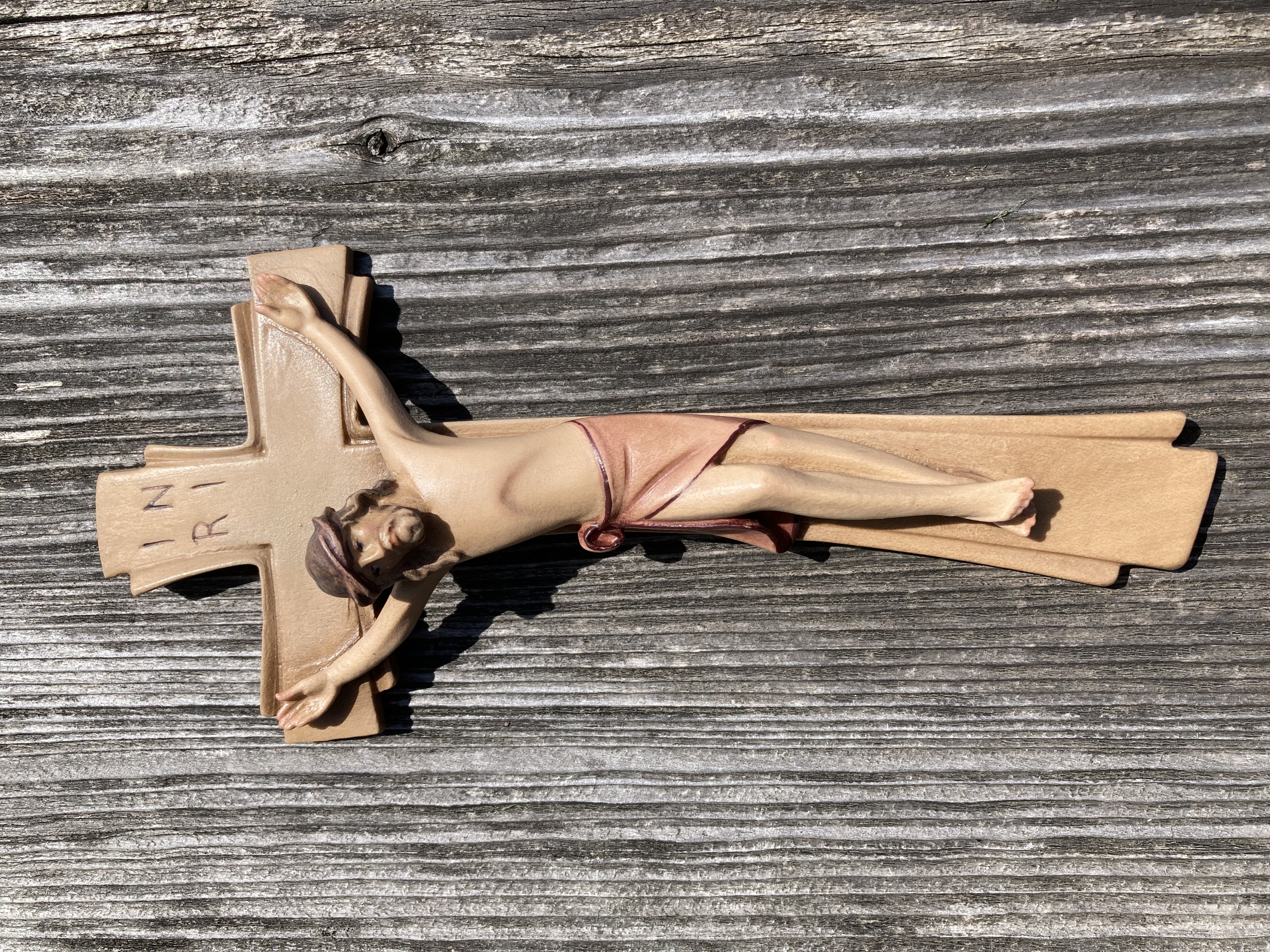 Christus am Kreuz modern, aus Holz geschnitzt