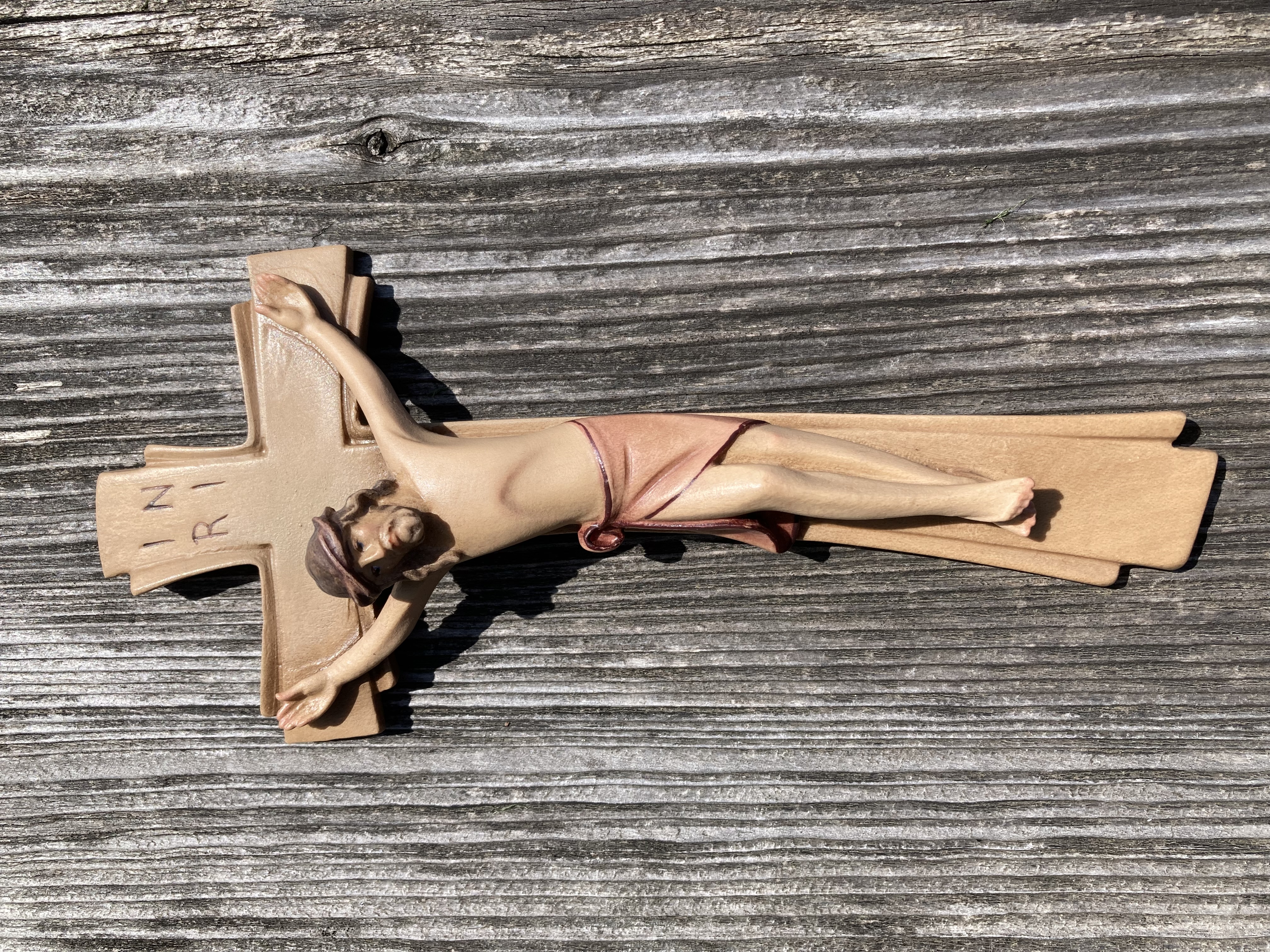 Christus am Kreuz modern, aus Holz geschnitzt