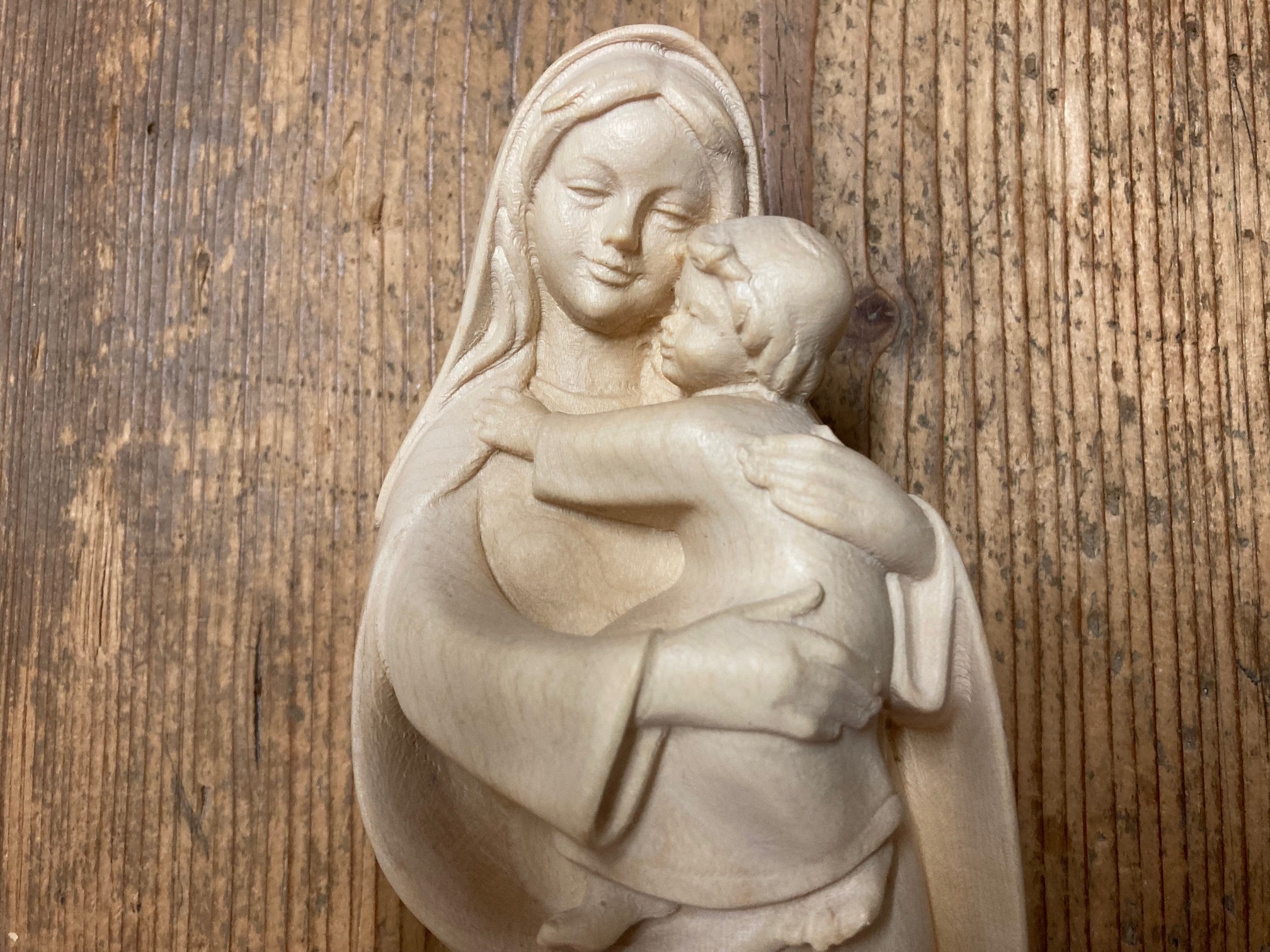 Madonna der Hoffnung, aus Holz geschnitzt