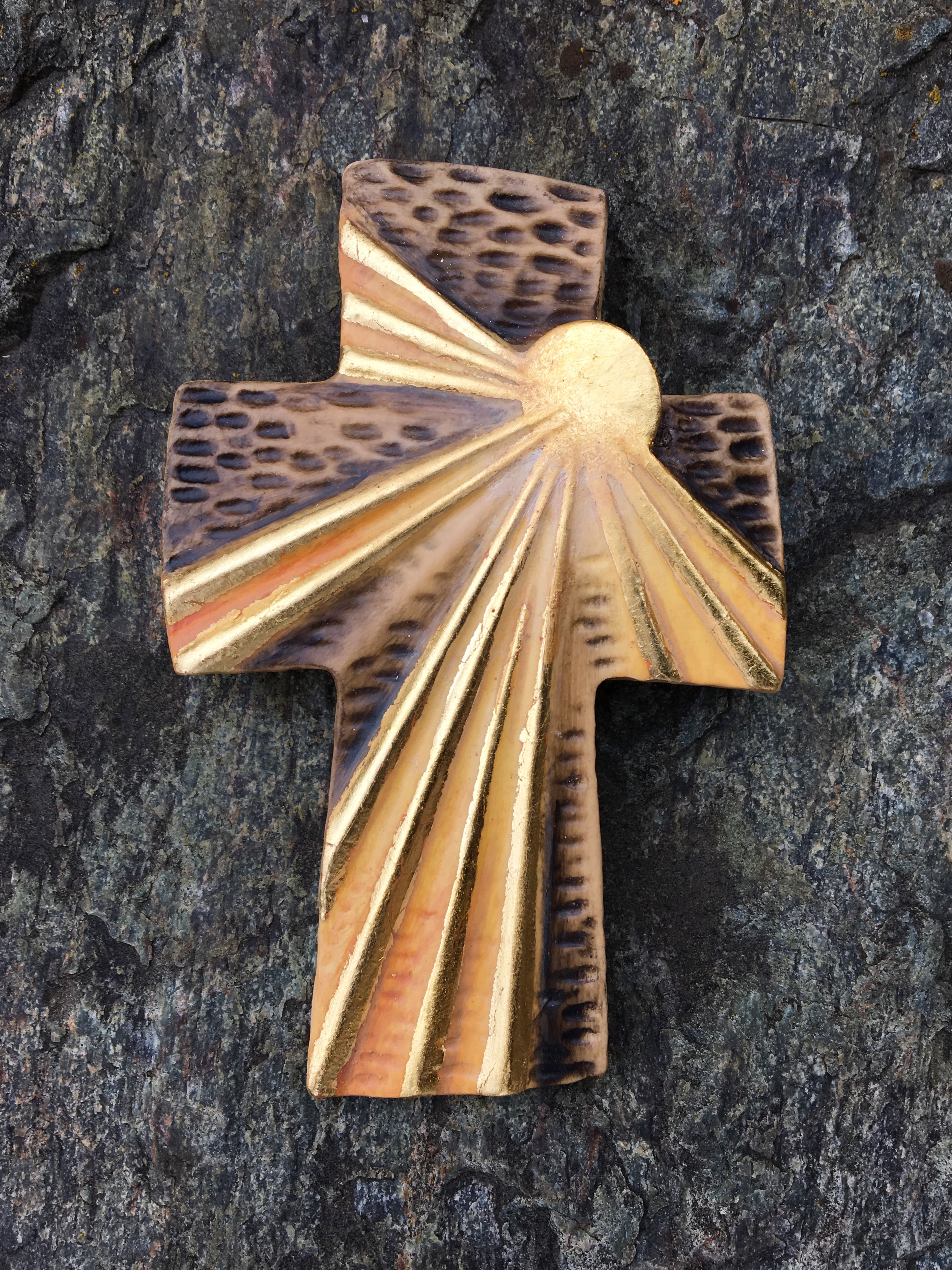 modernes Holzkreuz mit Sonne, aus Holz geschnitzt