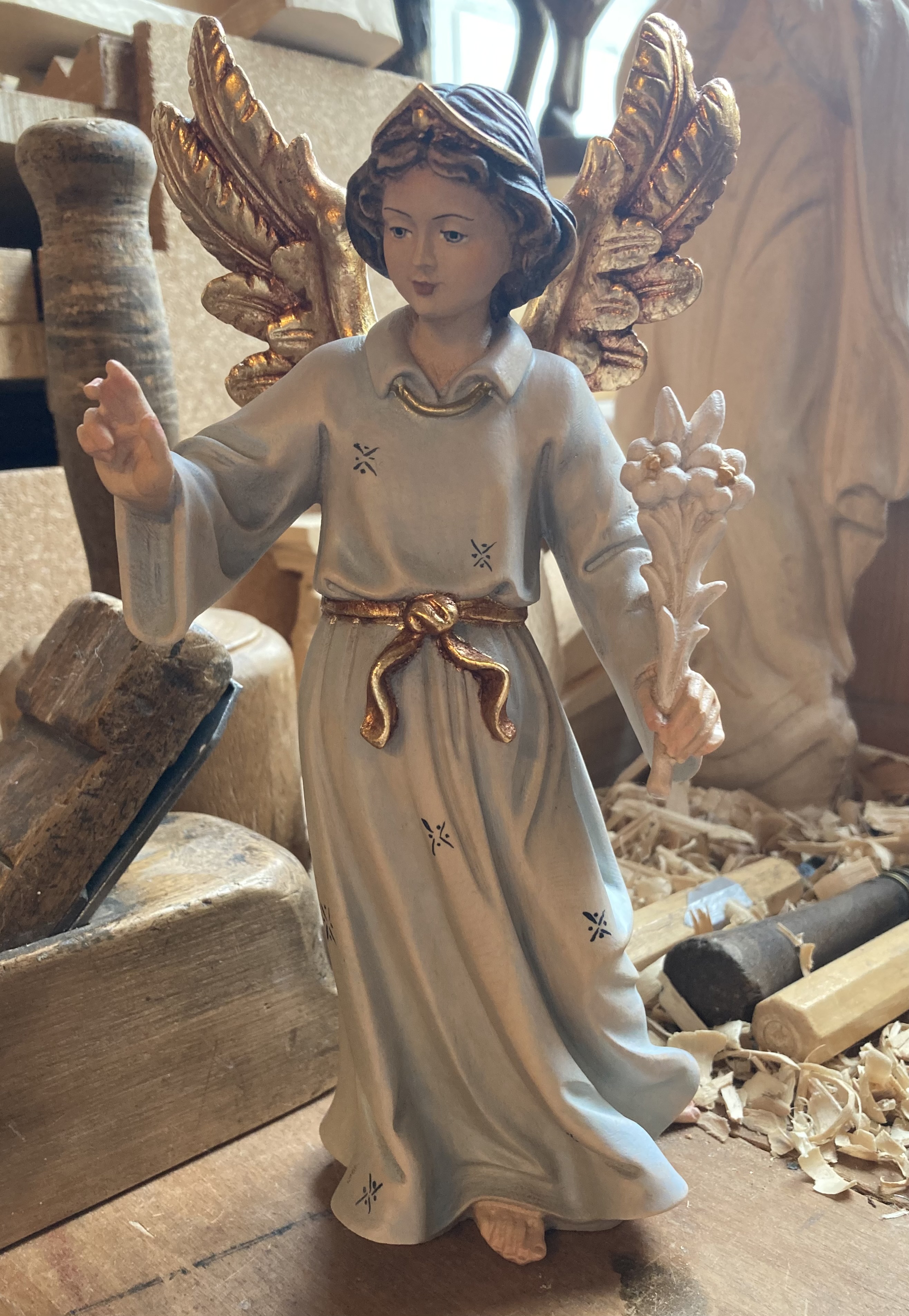 Erzengel Gabriel aus Holz geschnitzt