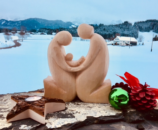Heilige Familie Geborgenheit, moderner Krippenblock, Schnitzrohling