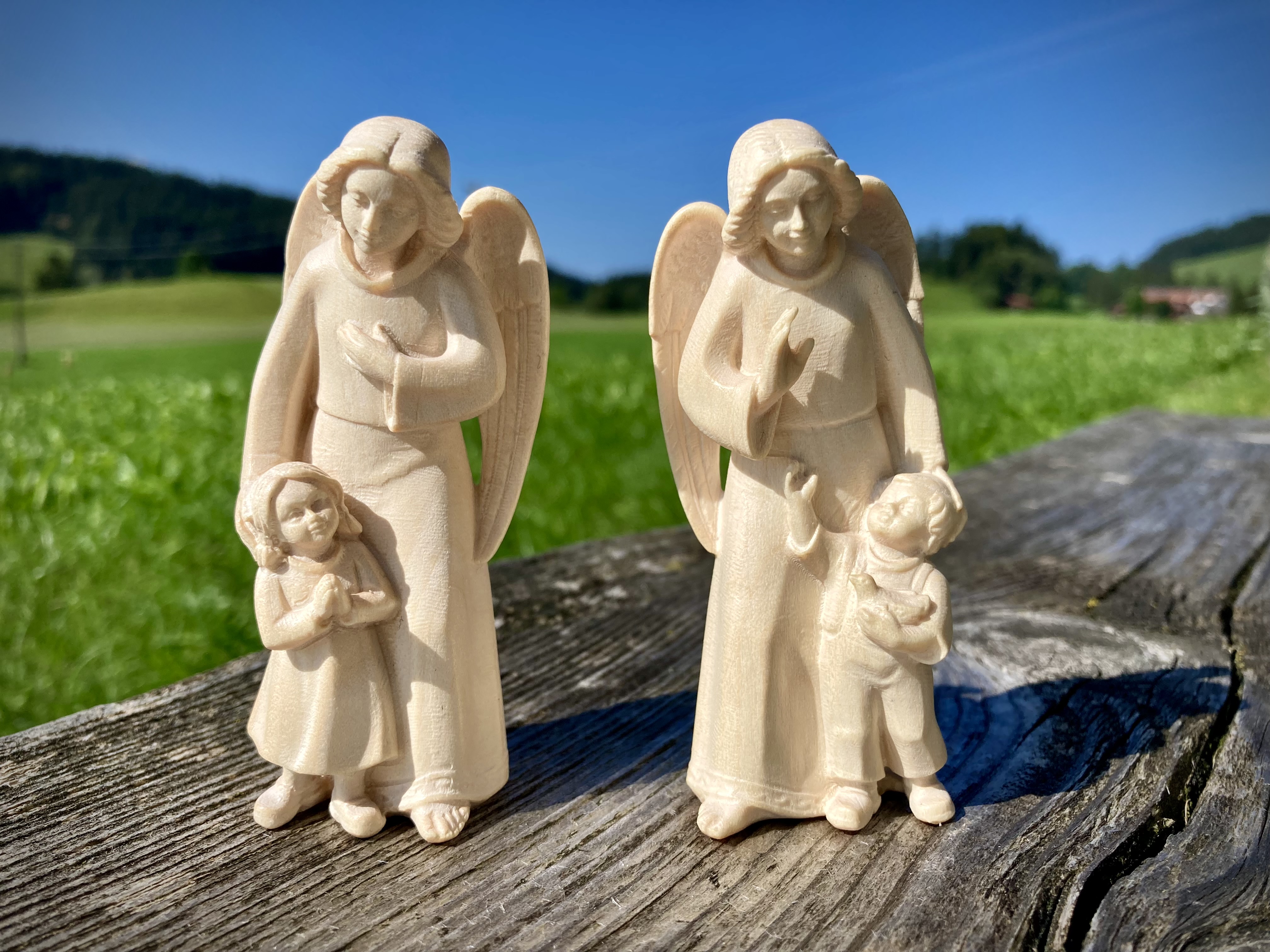 Schutzengel mit Mädchen aus Holz geschnitzt