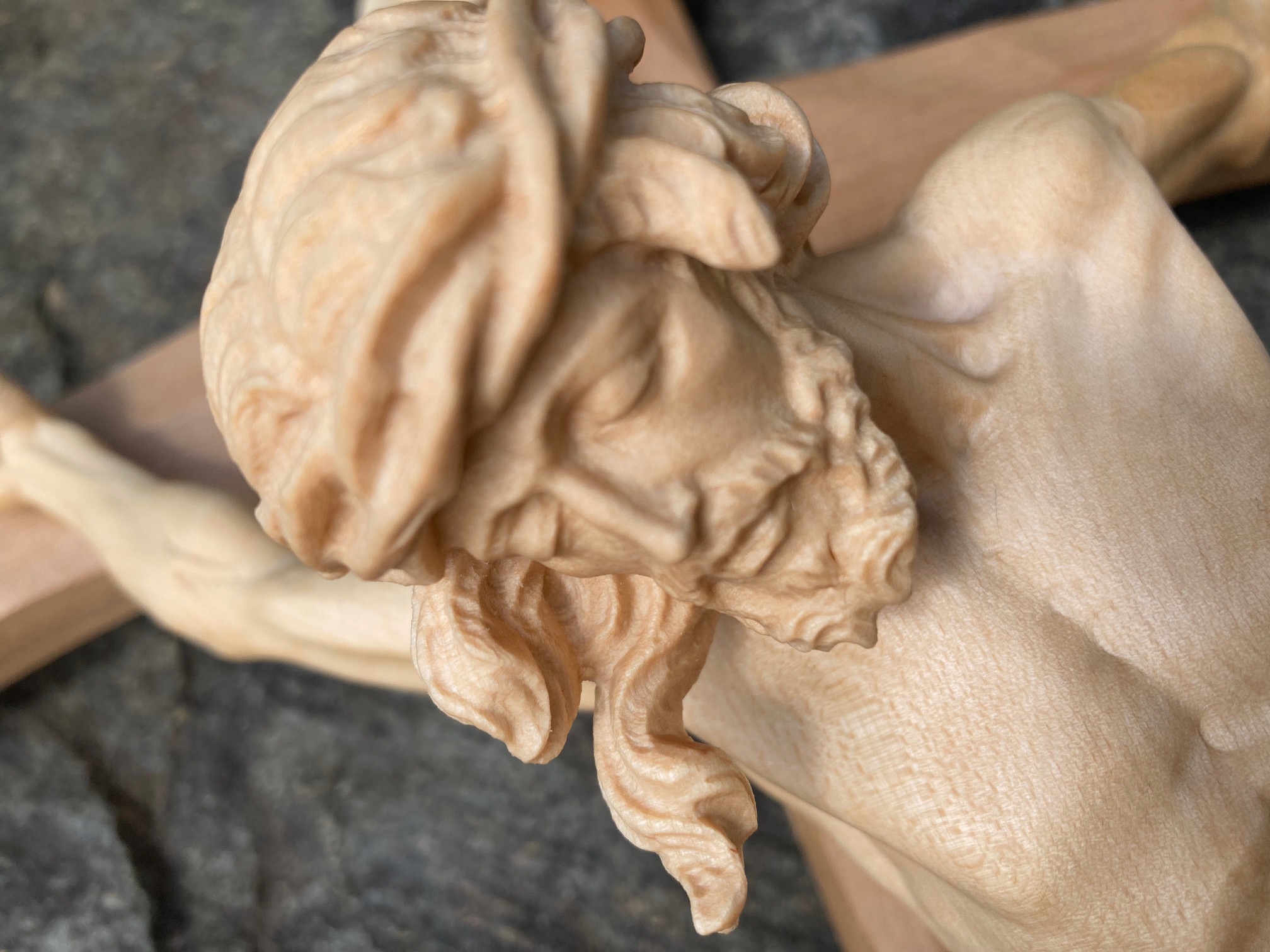 Christus barock am Kreuz aus Holz geschnitzt