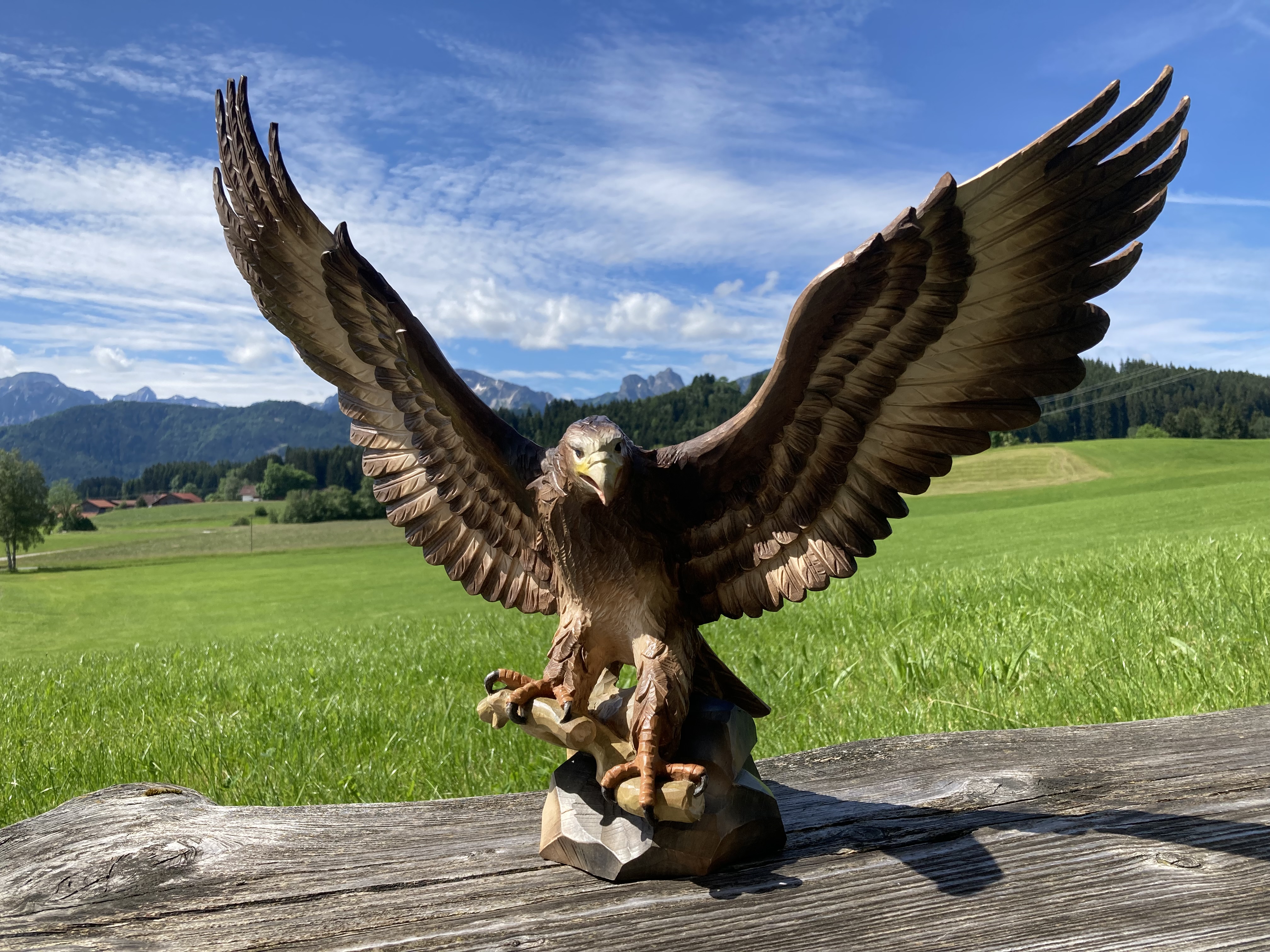 Adler aus Holz geschnitzt