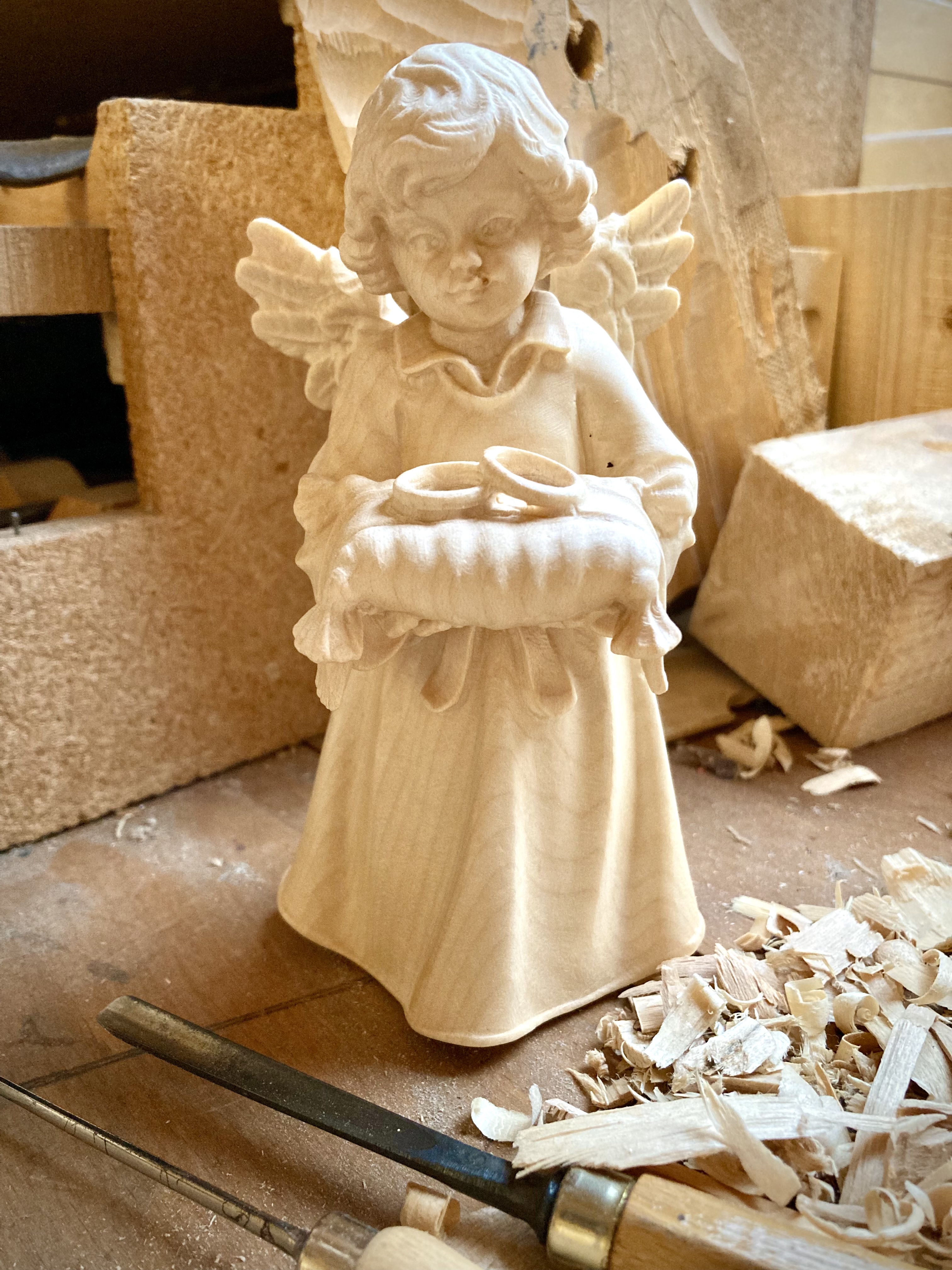 Engel zur Hochzeit, aus Holz geschnitzt