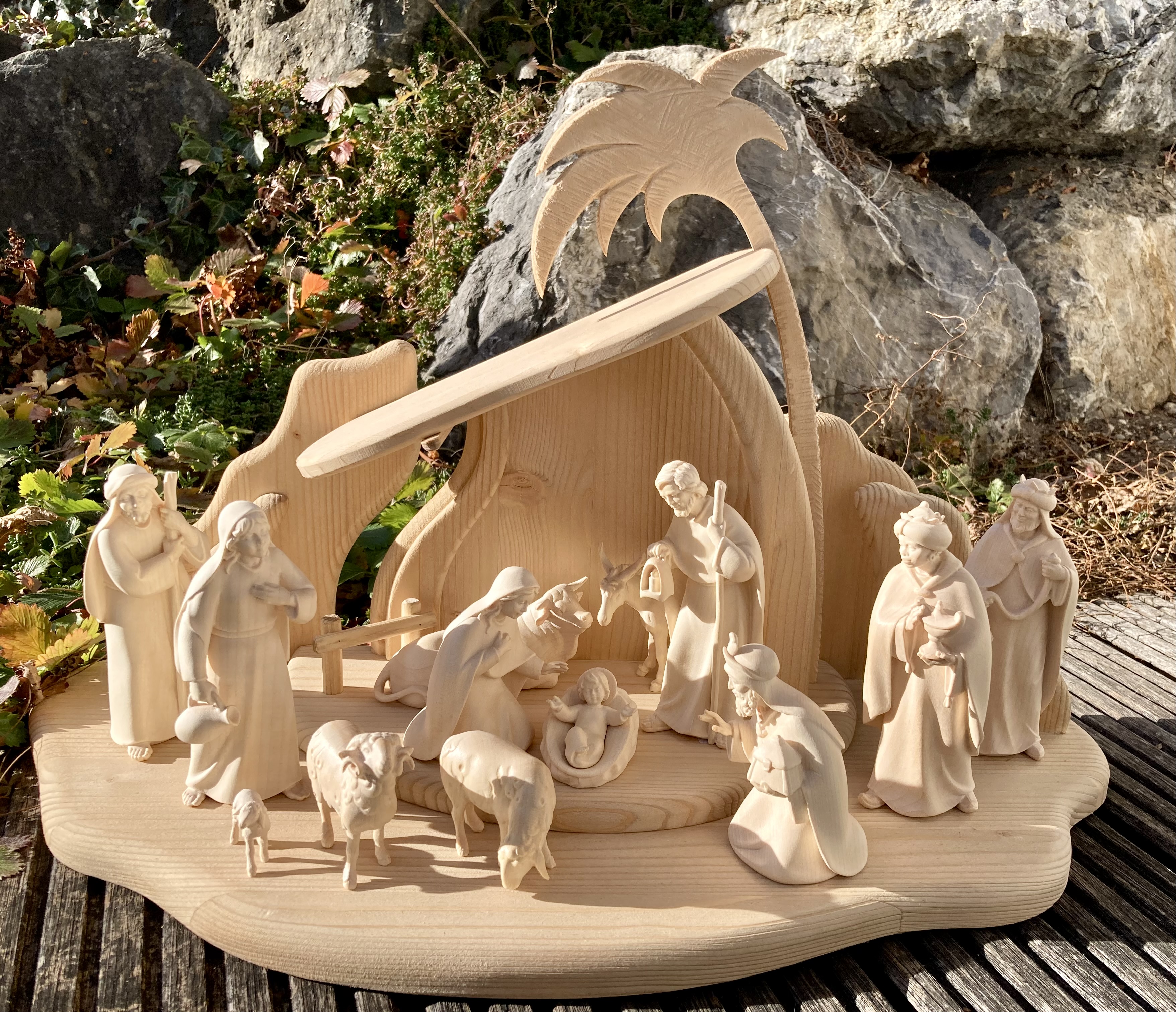 Licht Krippe, großes Krippenset mit Stall, 12 cm