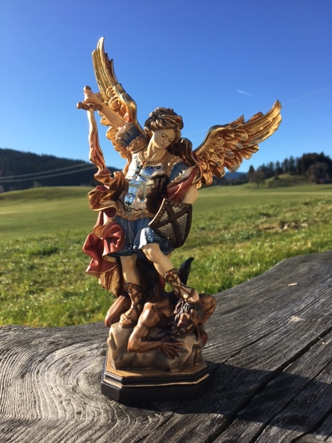 Hl. Michael, Erzengel aus Holz geschnitzt