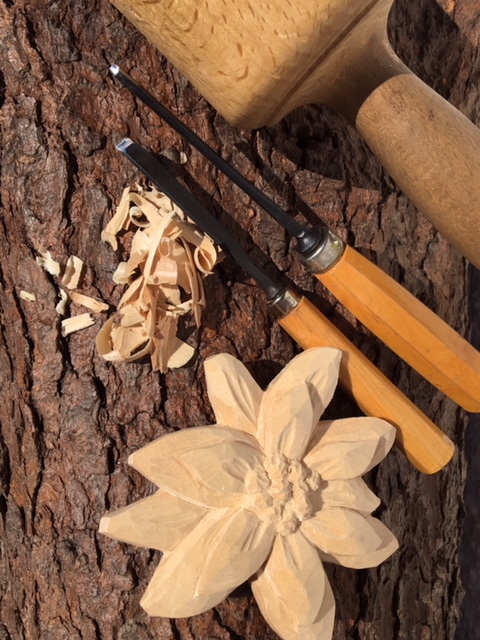 Edelweißblüte, aus Holz geschnitzt