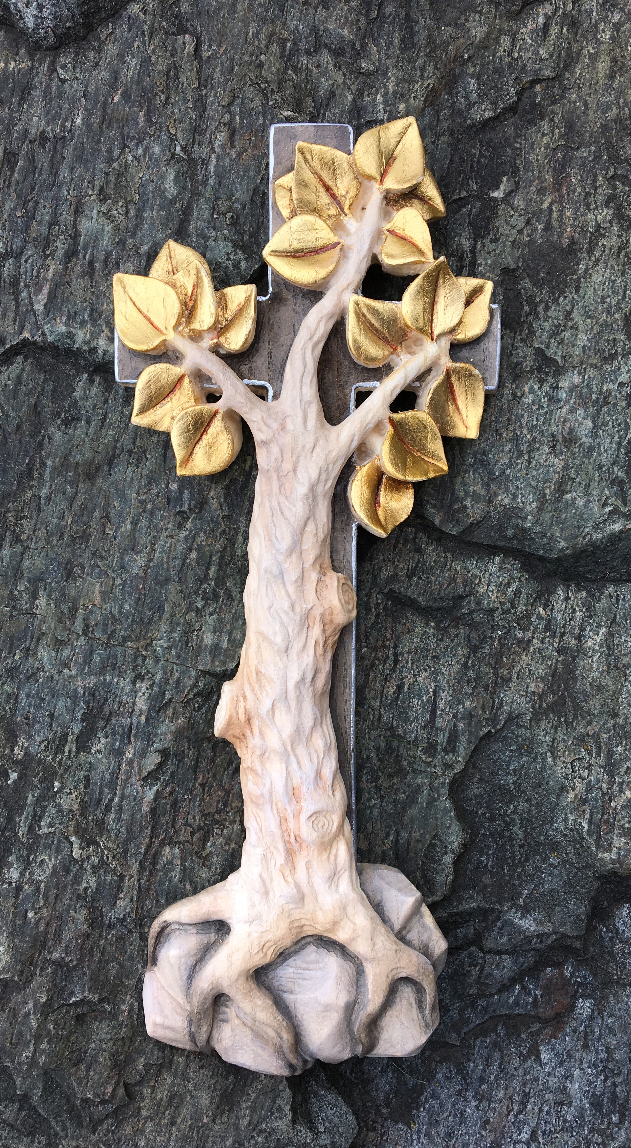 Kreuz mit Lebensbaum, aus Holz geschnitzt