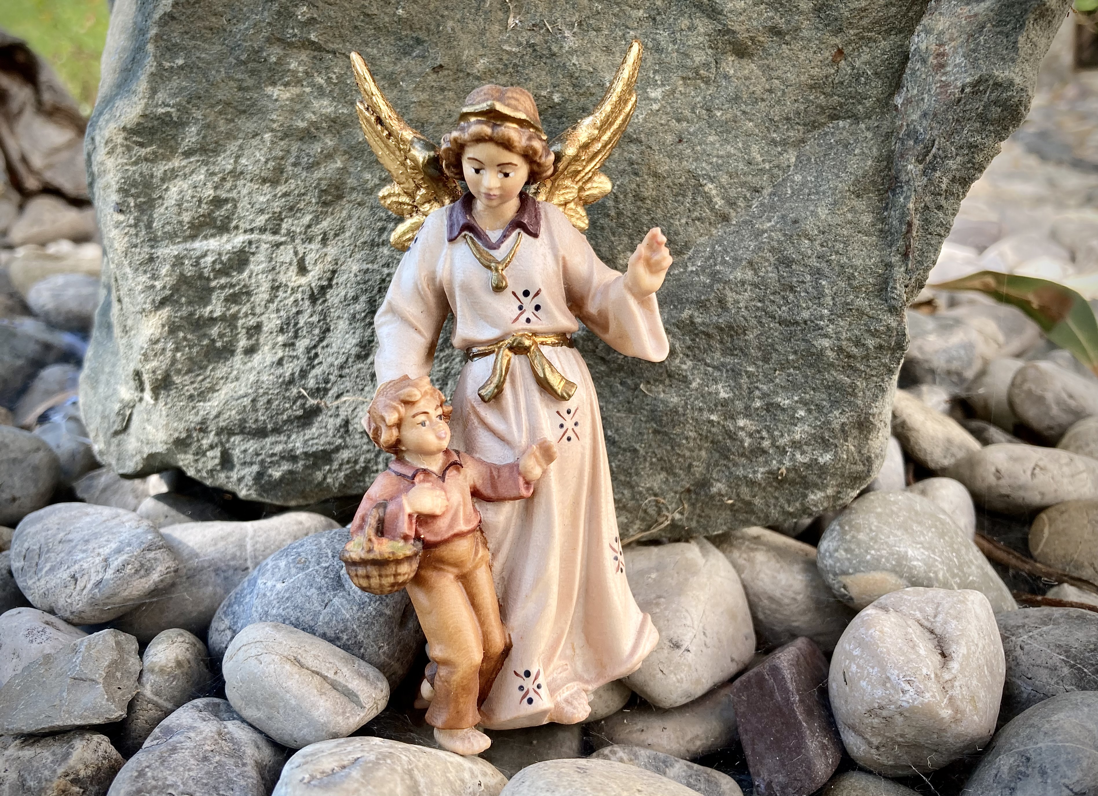 Schutzengel mit Bub / Junge bzw. Erzengel Raphael aus Holz geschnitzt