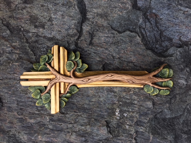 Kreuz mit Lebensbaum, aus Holz geschnitzt