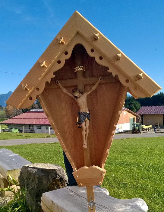Feldkreuz mit Christus aus Holz, als Wegkreuz oder Marterl für außen