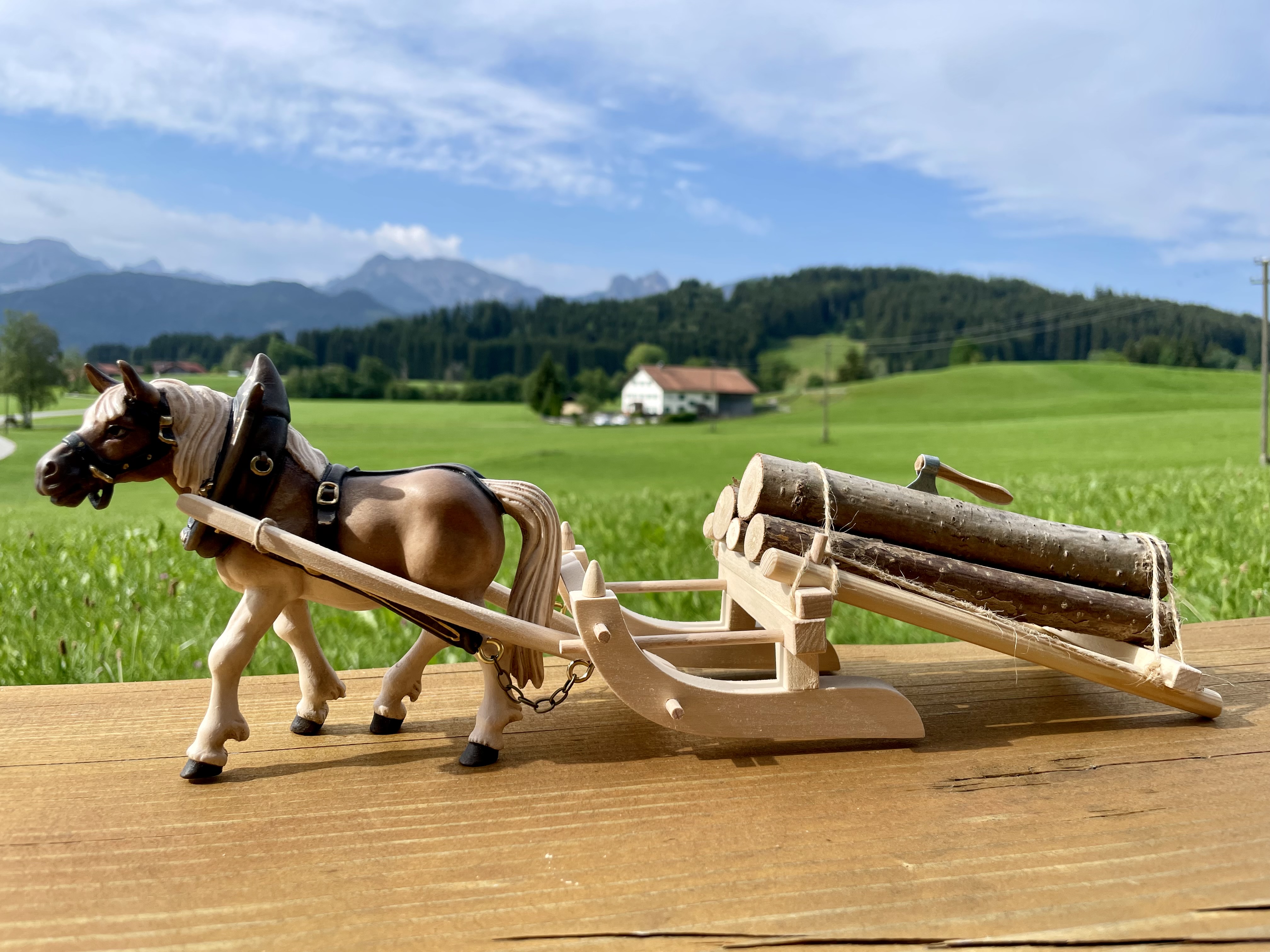 Zugpferd mit Holzschlitten