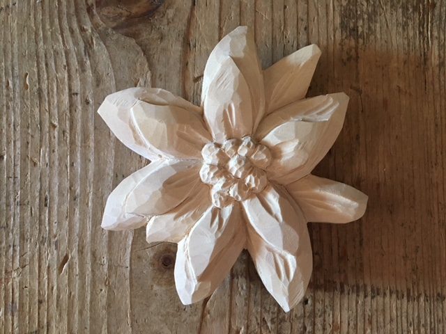Edelweißblüte, aus Holz geschnitzt