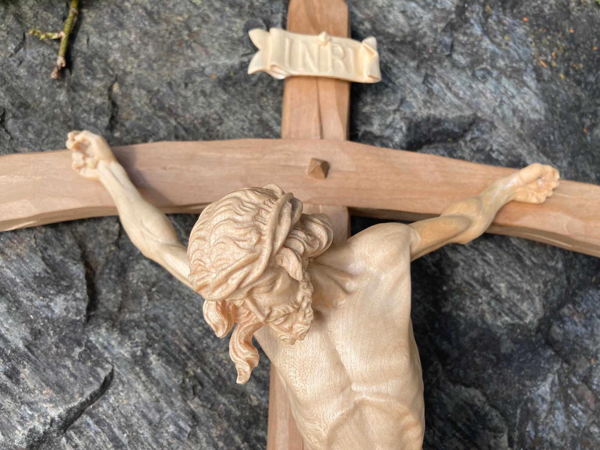 Christus barock am Kreuz aus Holz geschnitzt