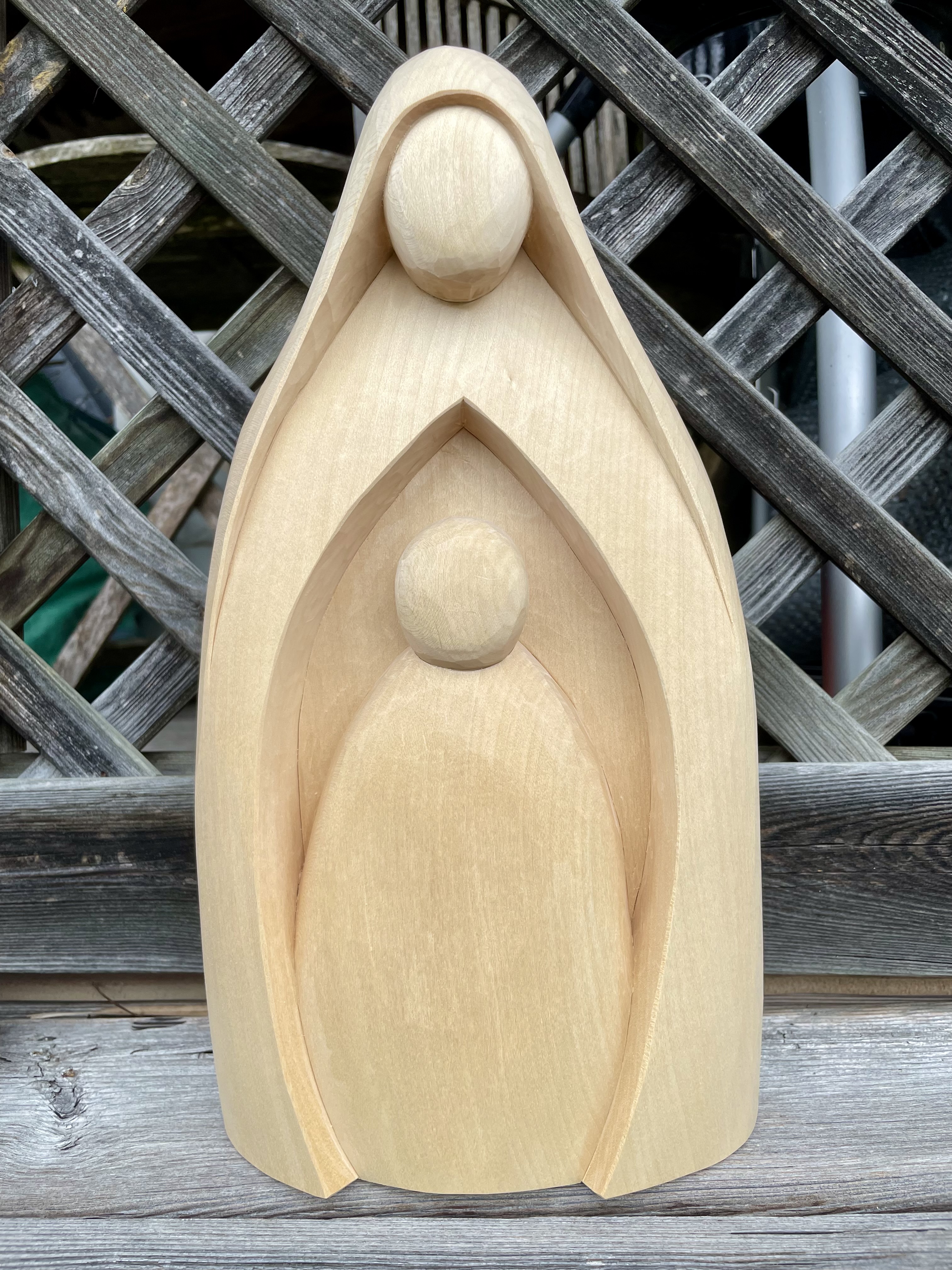 Schutzmantelmadonna, moderne Skulptur,  Holzrohling 