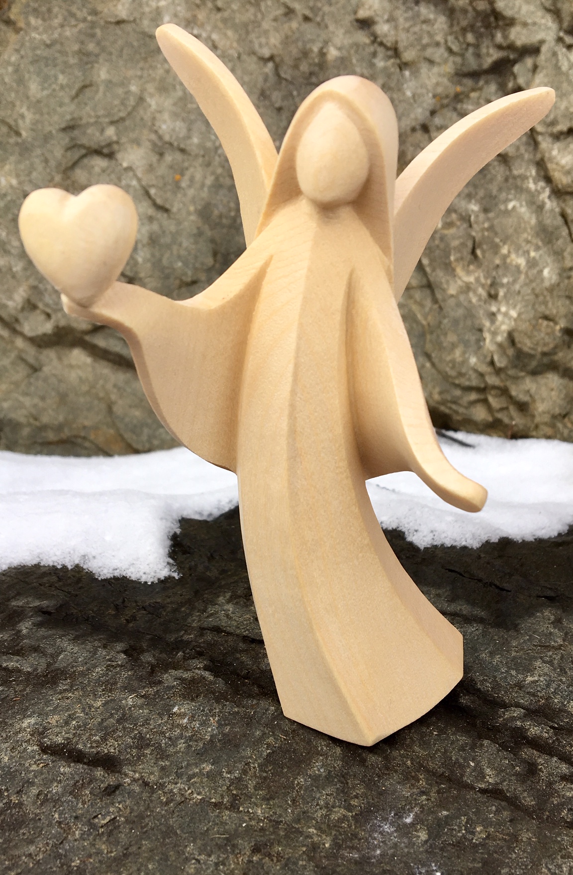 Mara Engel modern mit Herz, aus Holz geschnitzt