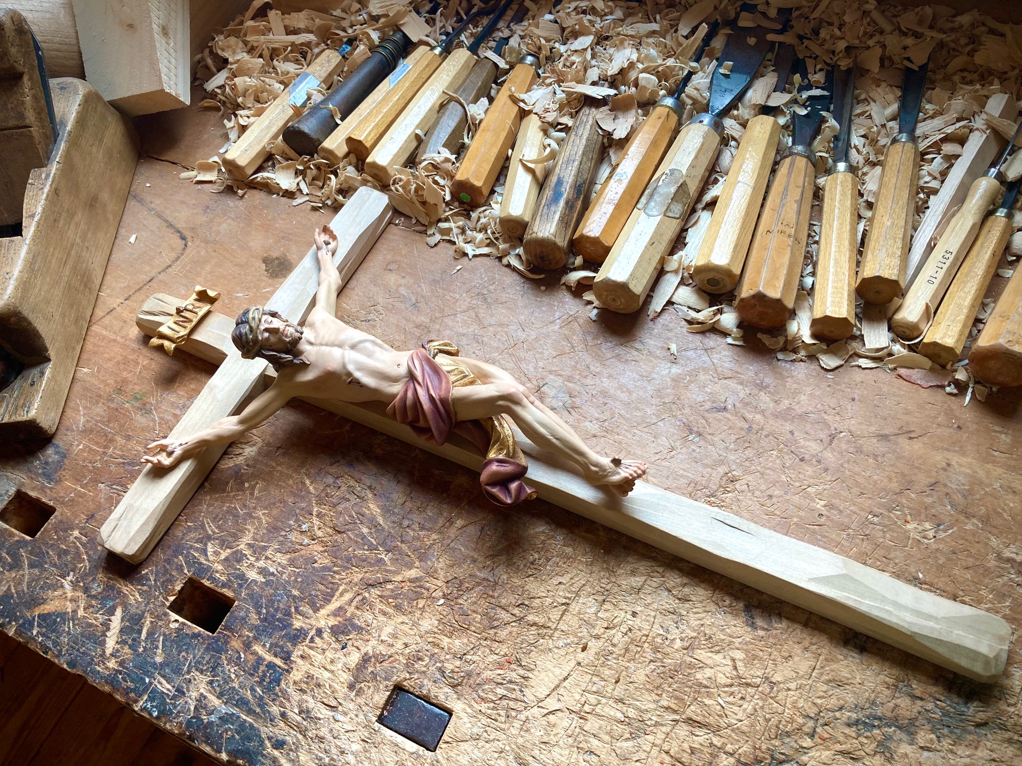 geschnitzter Christus Benedikt am Kreuz 