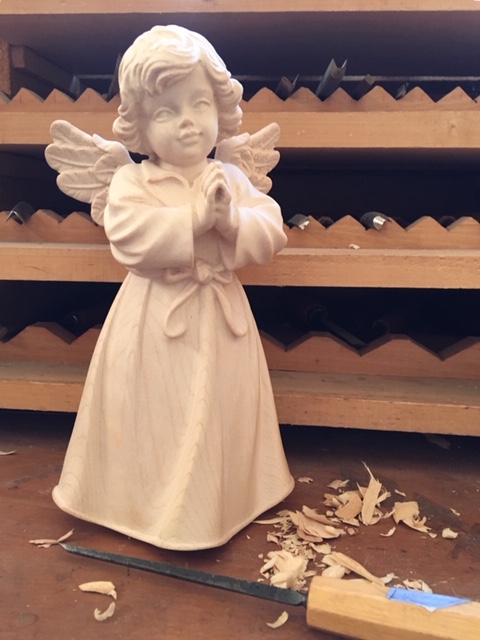 Betender Engel aus Holz geschnitzt