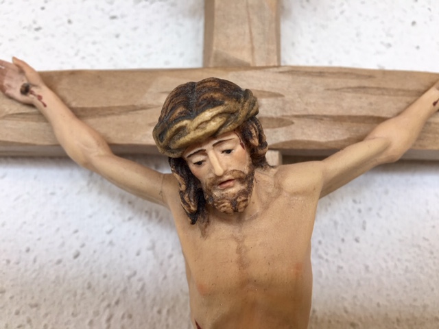 geschnitzter Christus Benedikt am Kreuz 