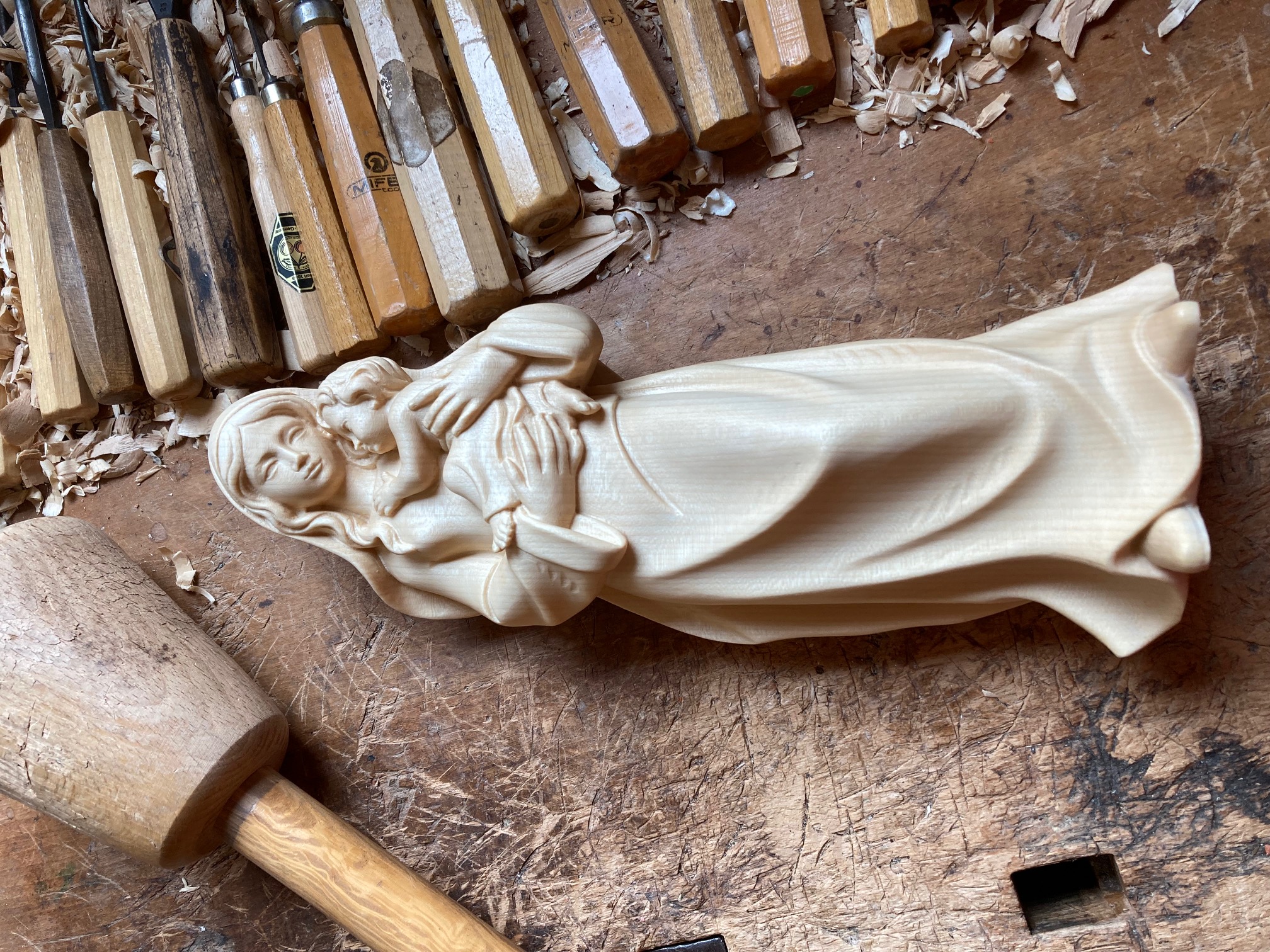 Madonna modern, aus Holz geschnitzt