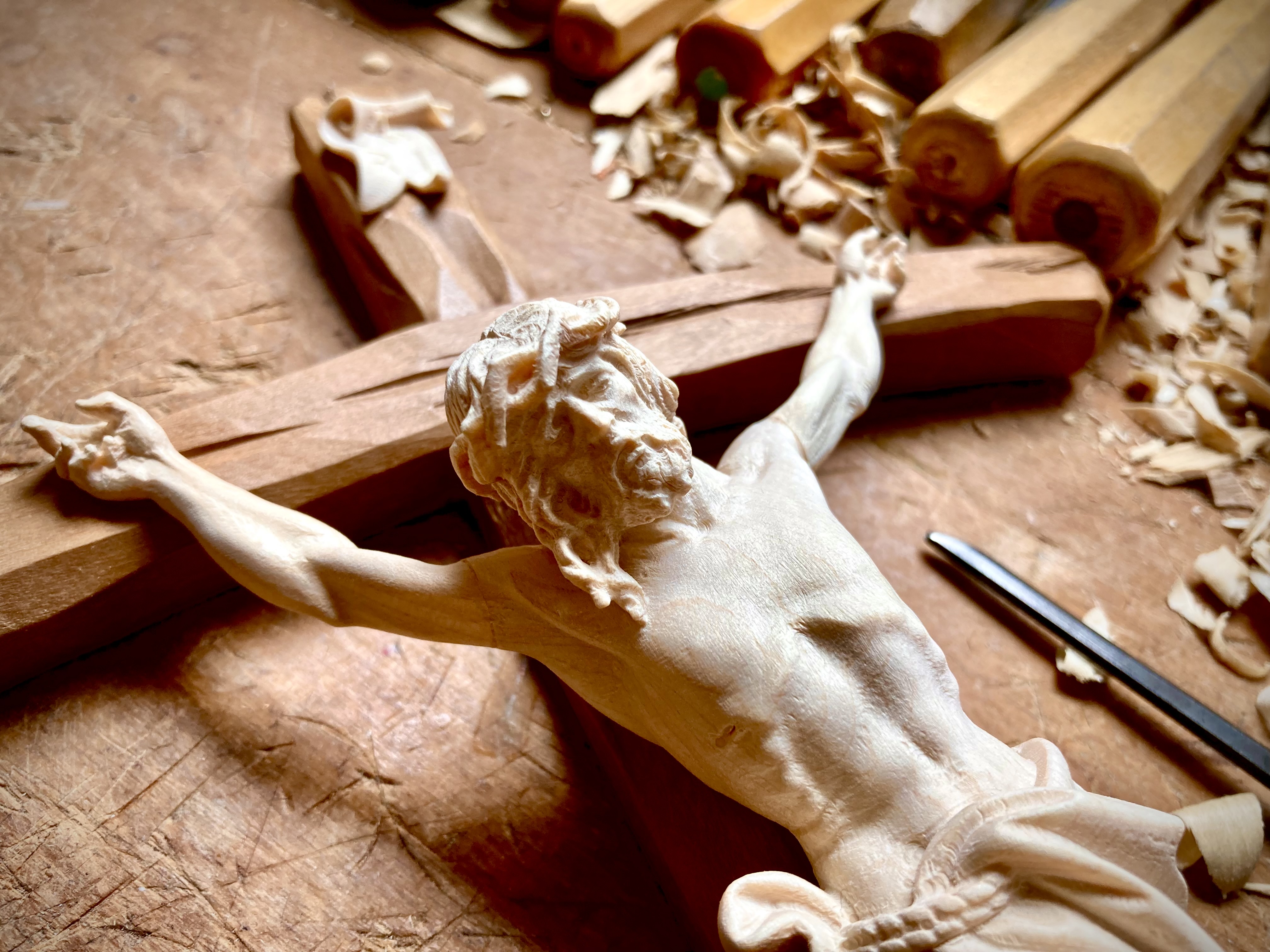 Alpen-Christus am Kreuz, aus Holz geschnitzt