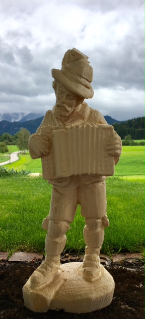 Ziehharmonikaspieler in Tracht, Schnitzrohling 32 cm