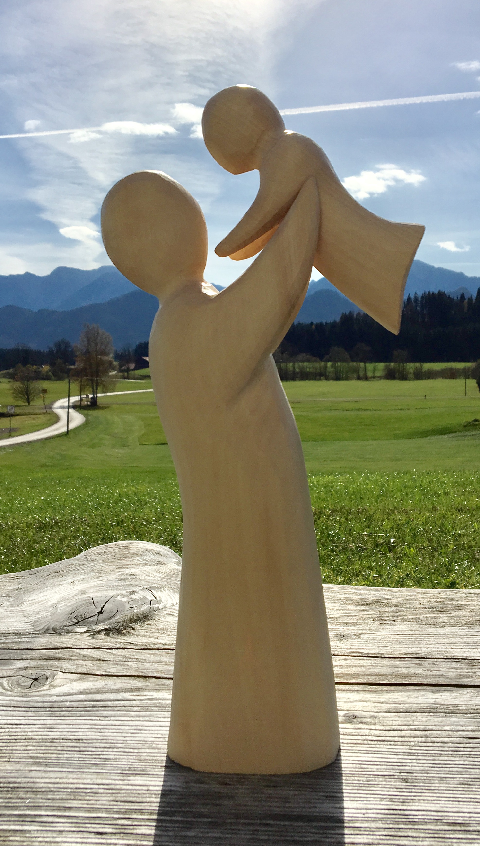 Mutterglück, moderne Skulptur, 2-teilig, aus Holz geschnitzt
