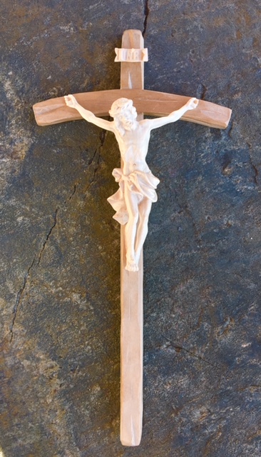 Christus am Kreuz aus Holz geschnitzt