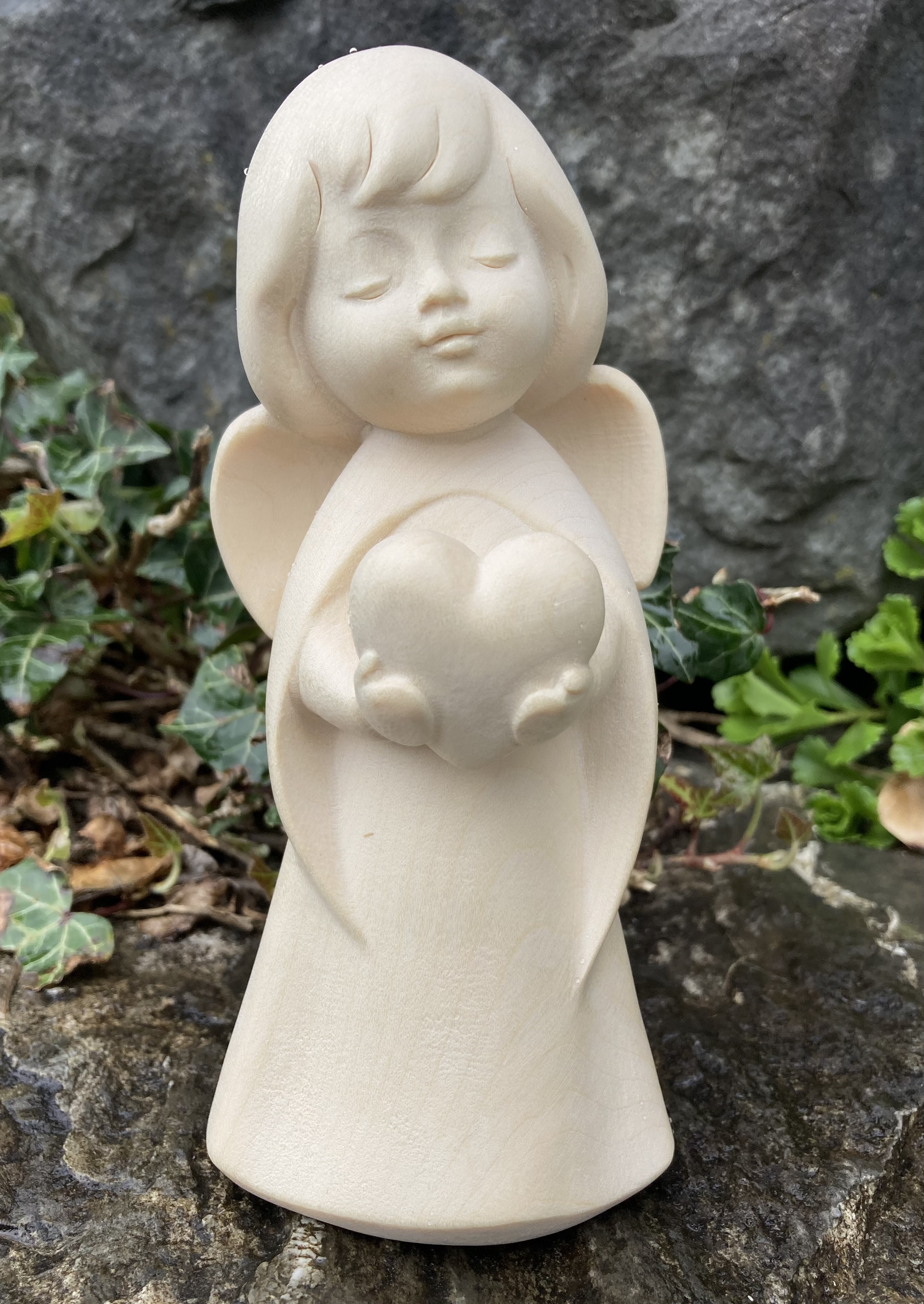 moderner Engel mit Herz aus Holz geschnitzt 