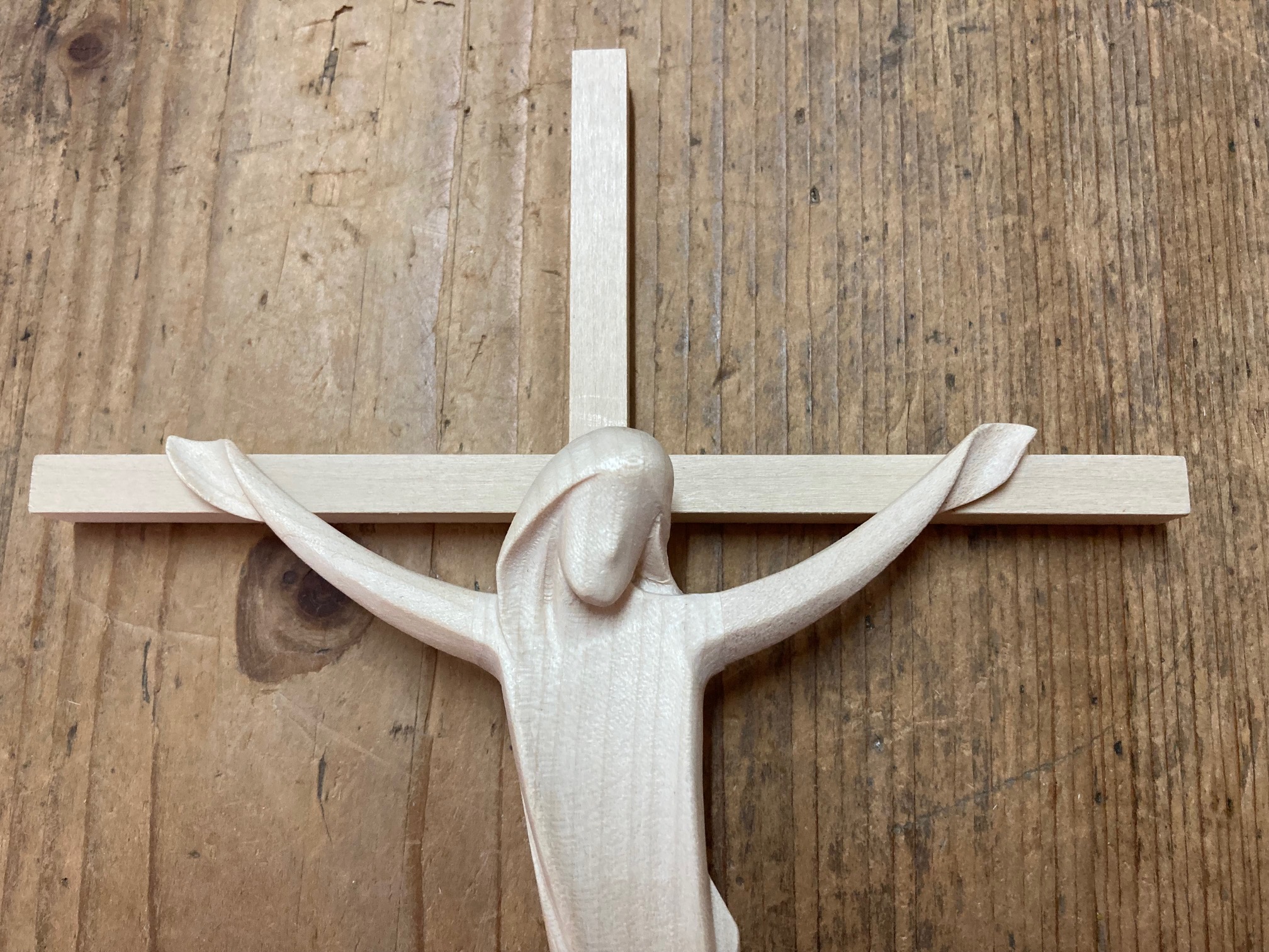 Christus am Kreuz modern, aus Holz geschnitzt, Modell Ambiente